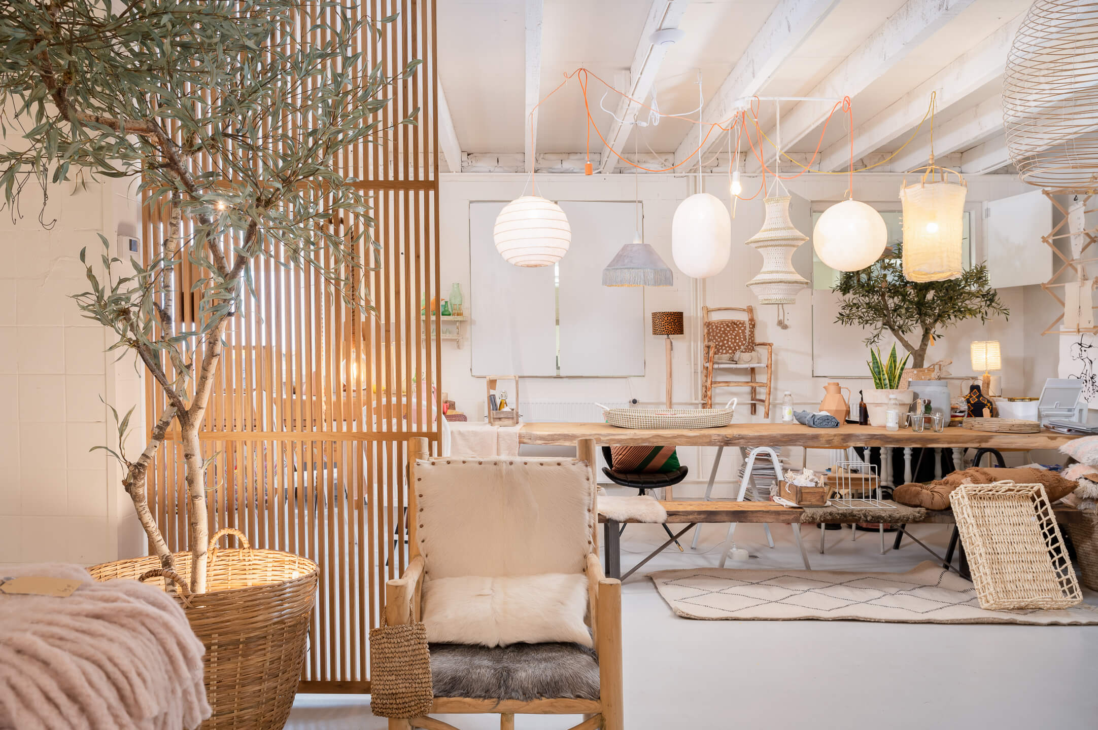 Houten roomdivider in woonwinkel