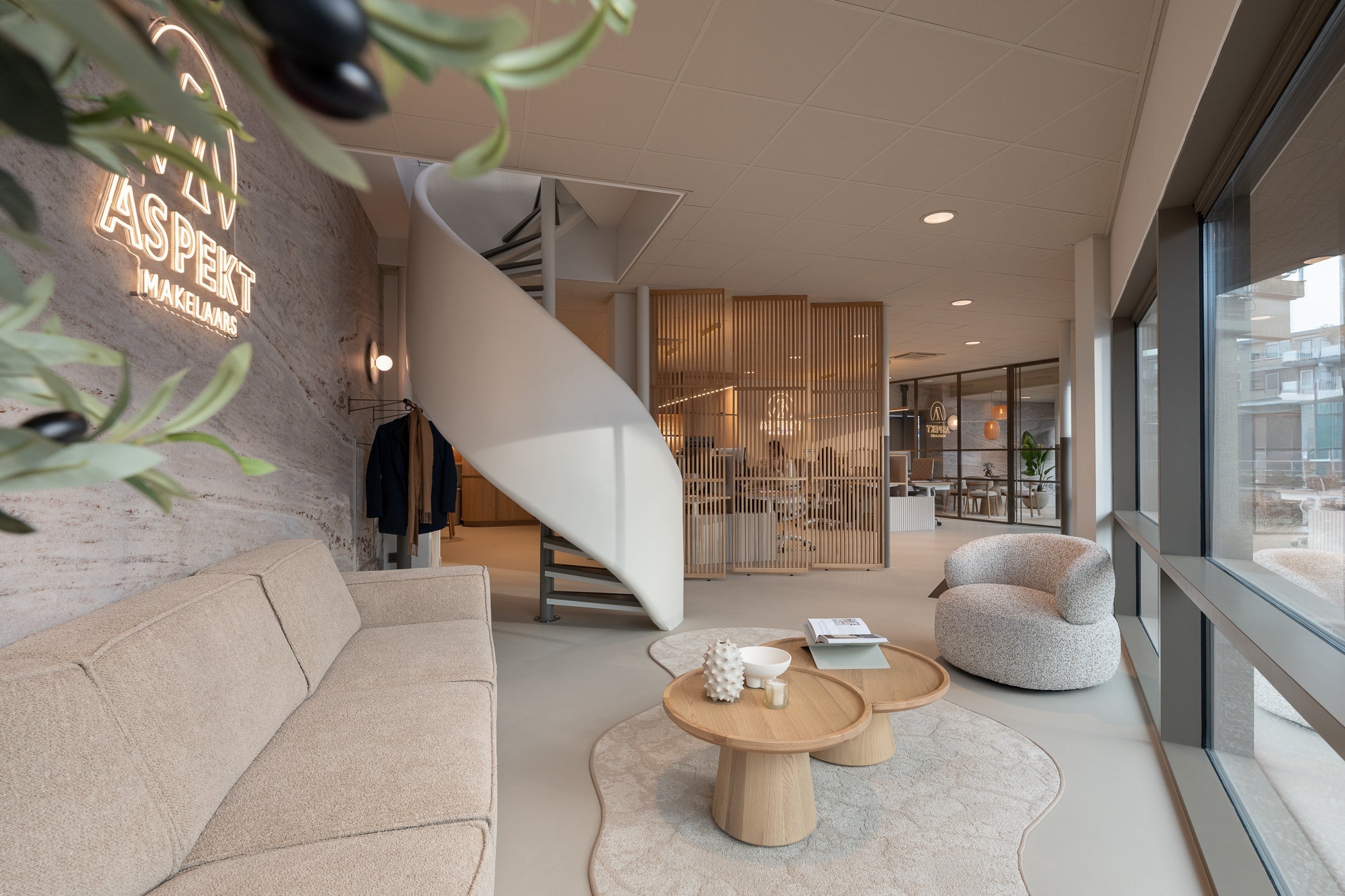 Maatwerk eiken roomdivider in het kantoor van Aspekt Makelaars