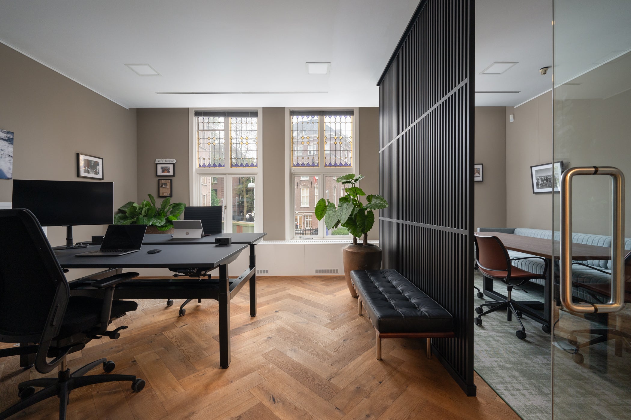 Monumentaal kantoor heringericht met unieke houten roomdivider
