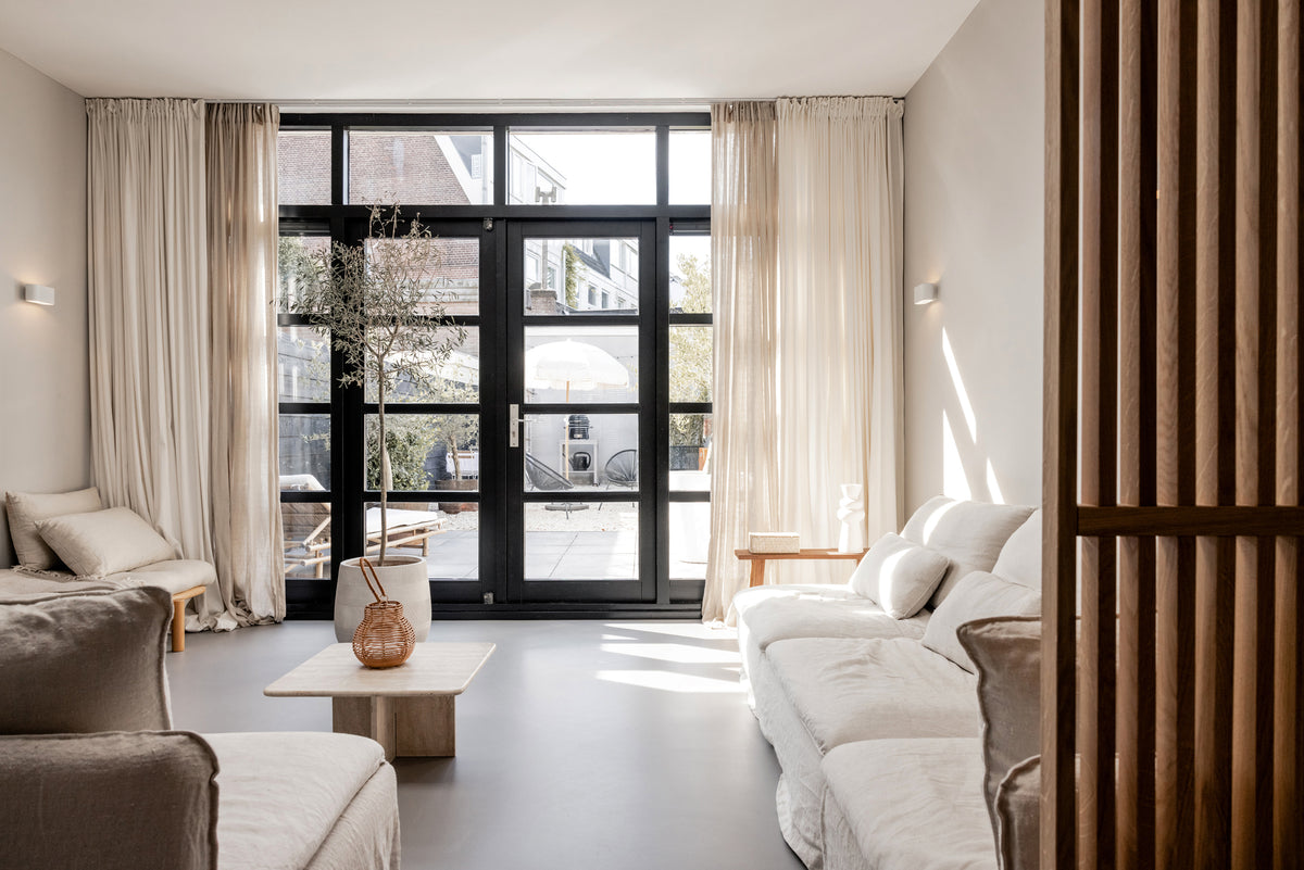 Massief eiken roomdivider in de woonkamer naast de bank