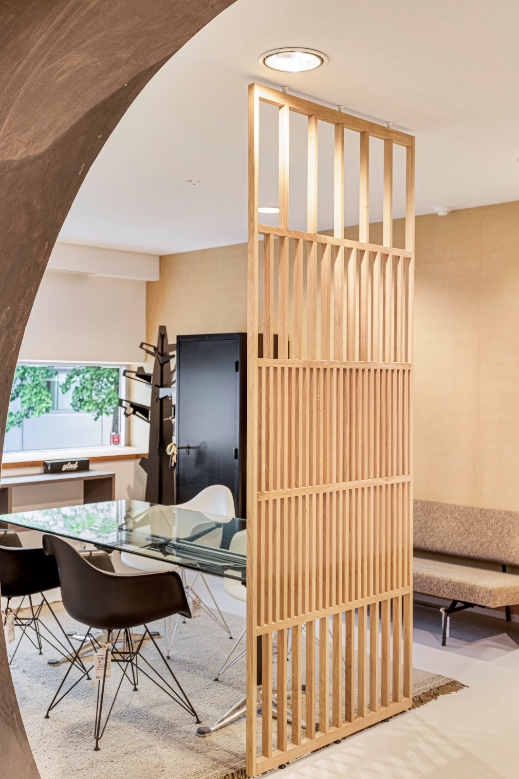Houten roomdivider van gelakt massief eiken, ontworpen voor een strakke, hotel chique uitstraling. Een elegante toevoeging aan elk interieur
