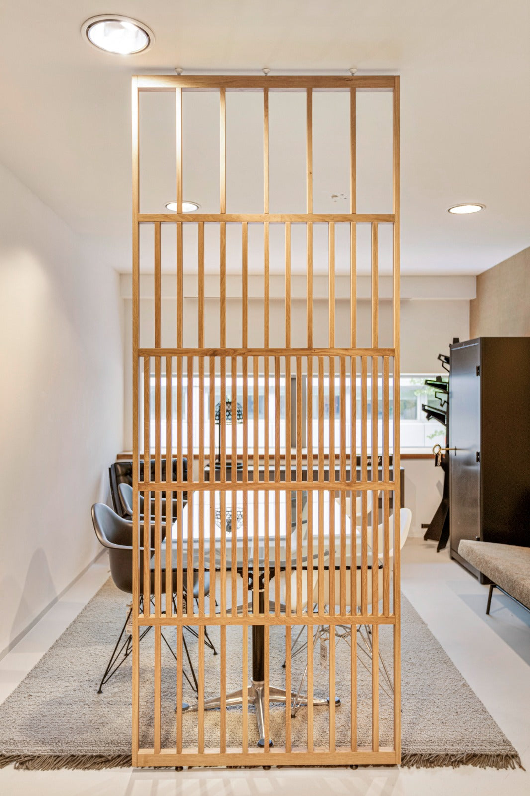 Houten roomdivider van gelakt massief eiken, ontworpen voor een strakke, hotel chique uitstraling. Een elegante toevoeging aan elk interieur