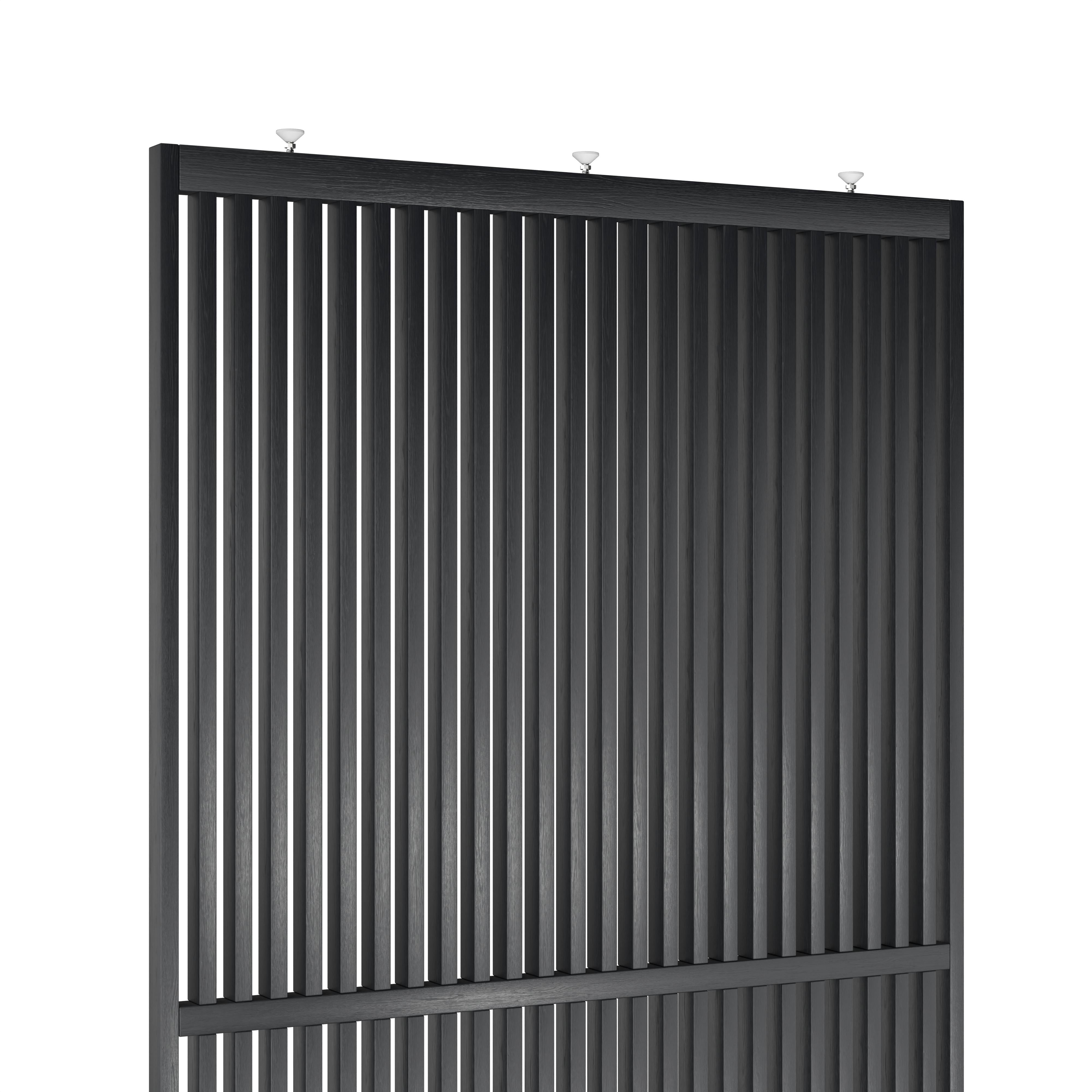 Houten roomdivider in RAL9005 massief eiken, ontworpen voor een strakke, hotel chique uitstraling. Een elegante toevoeging aan elk interieur