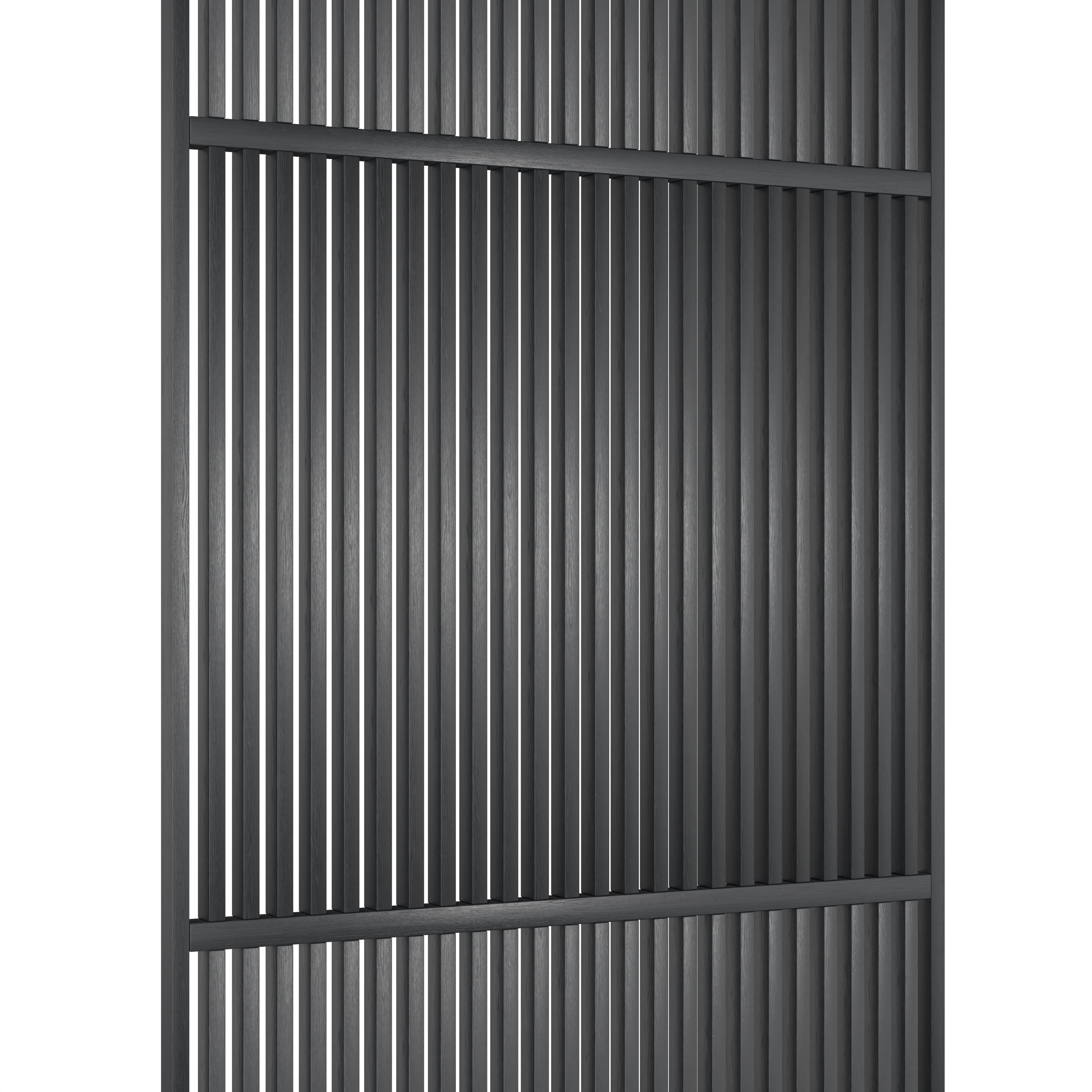 Houten roomdivider in RAL9005 massief eiken, ontworpen voor een strakke, hotel chique uitstraling. Een elegante toevoeging aan elk interieur