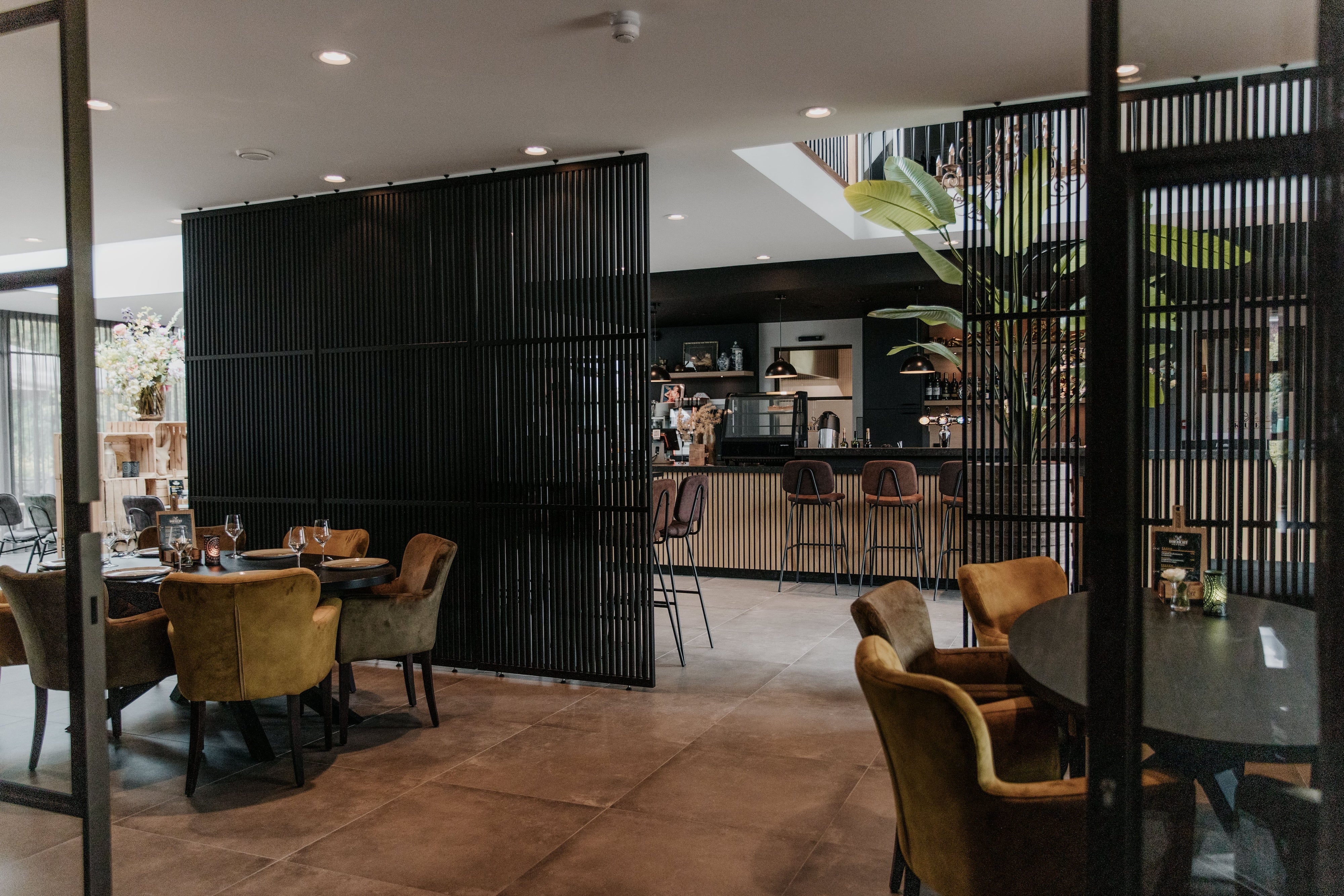 We hebben 5 houten roomdividers van 1060 mm breed en 2855 mm hoog in RAL 9005 geplaatst in dit restaurant.