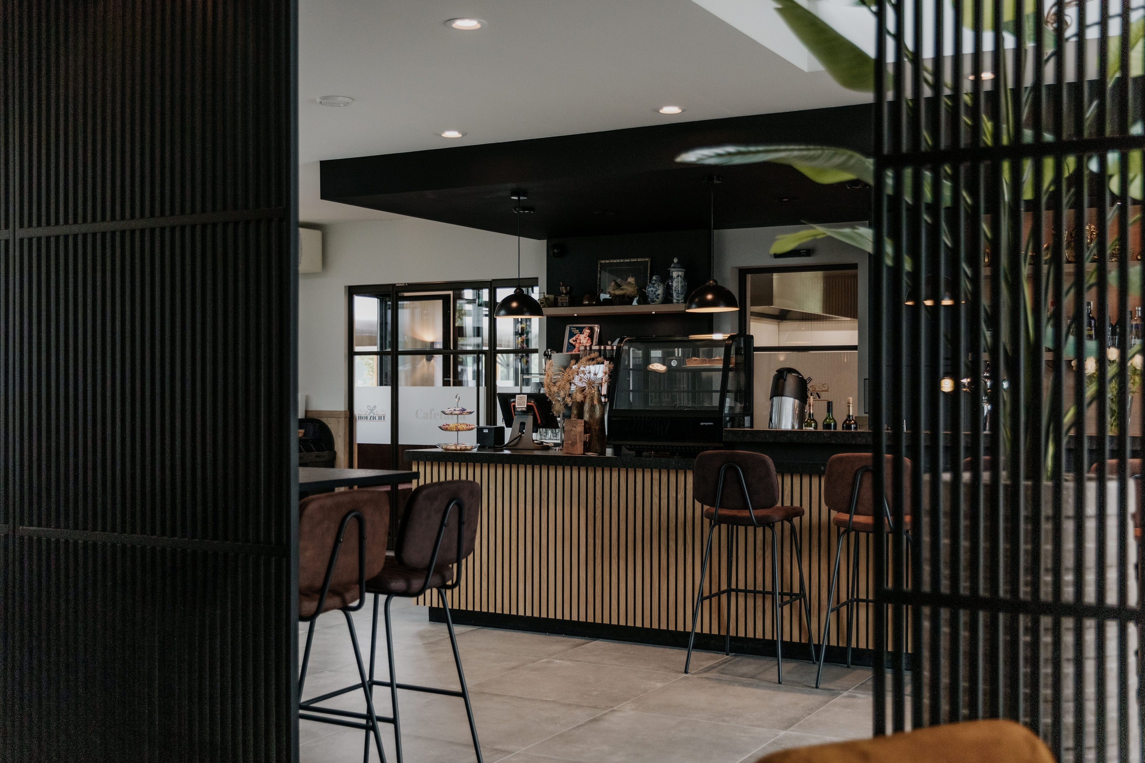 We hebben 5 houten roomdividers van 1060 mm breed en 2855 mm hoog in RAL 9005 geplaatst in dit restaurant.