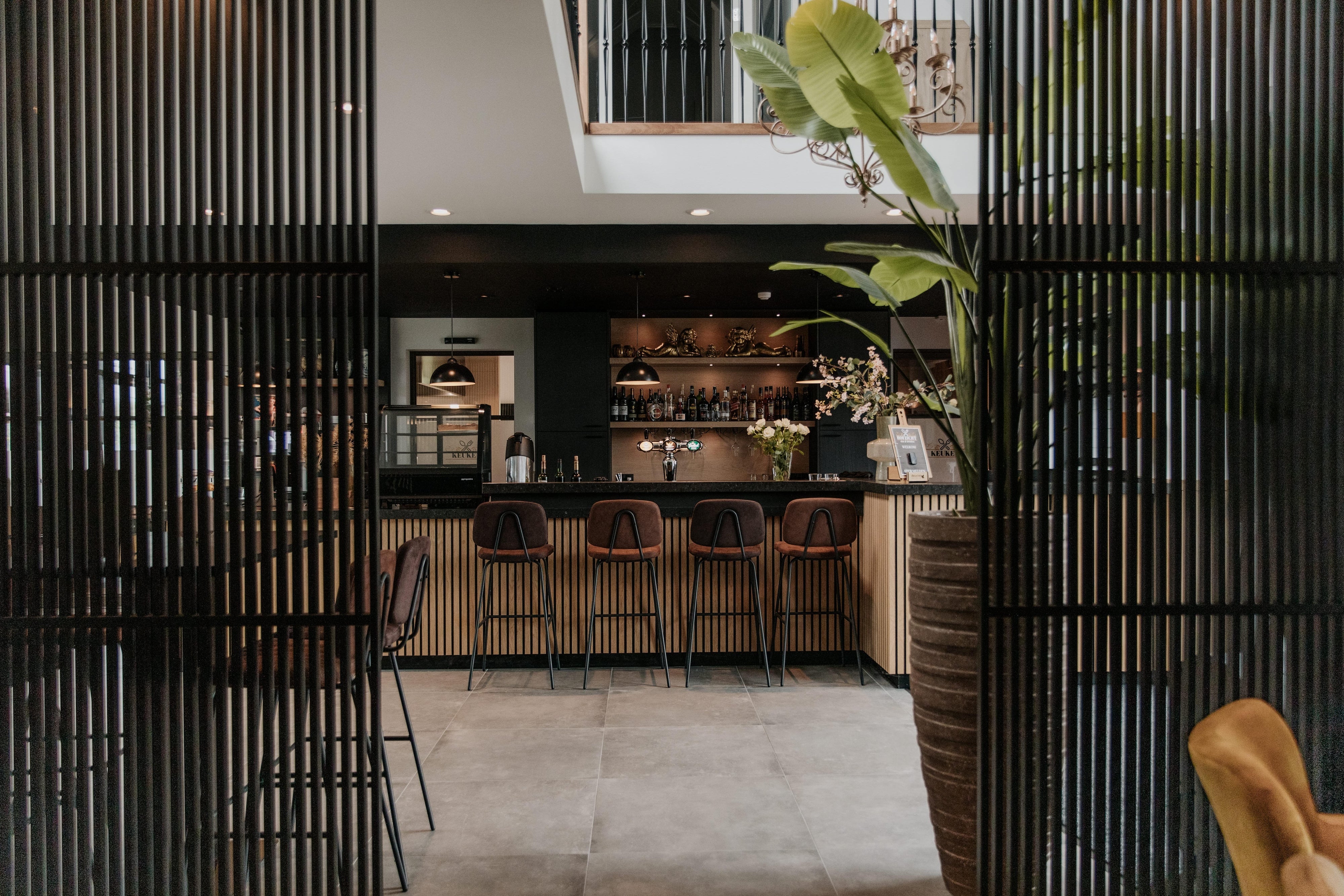 We hebben 5 houten roomdividers van 1060 mm breed en 2855 mm hoog in RAL 9005 geplaatst in dit restaurant.