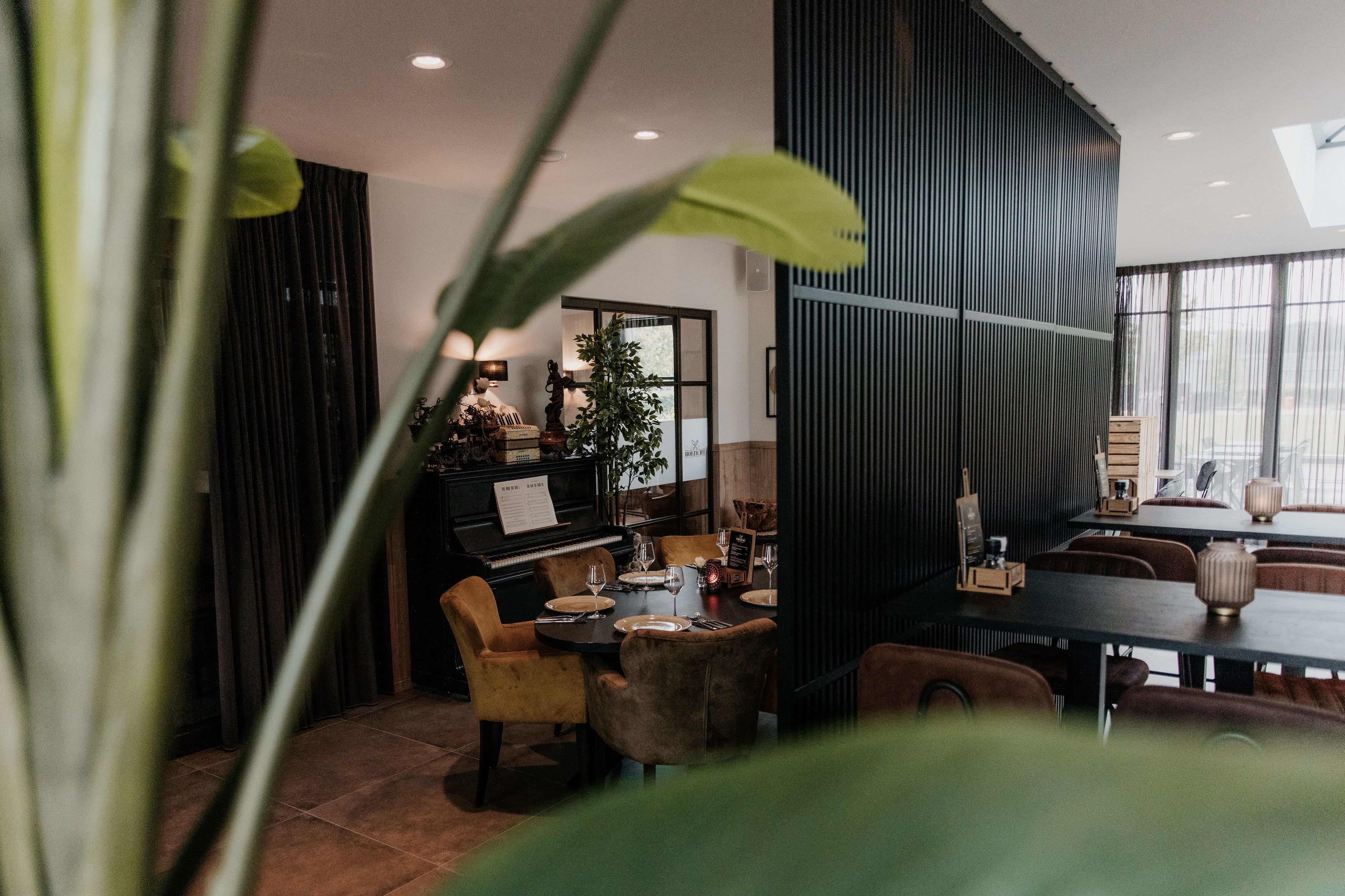 We hebben 5 houten roomdividers van 1060 mm breed en 2855 mm hoog in RAL 9005 geplaatst in dit restaurant.
