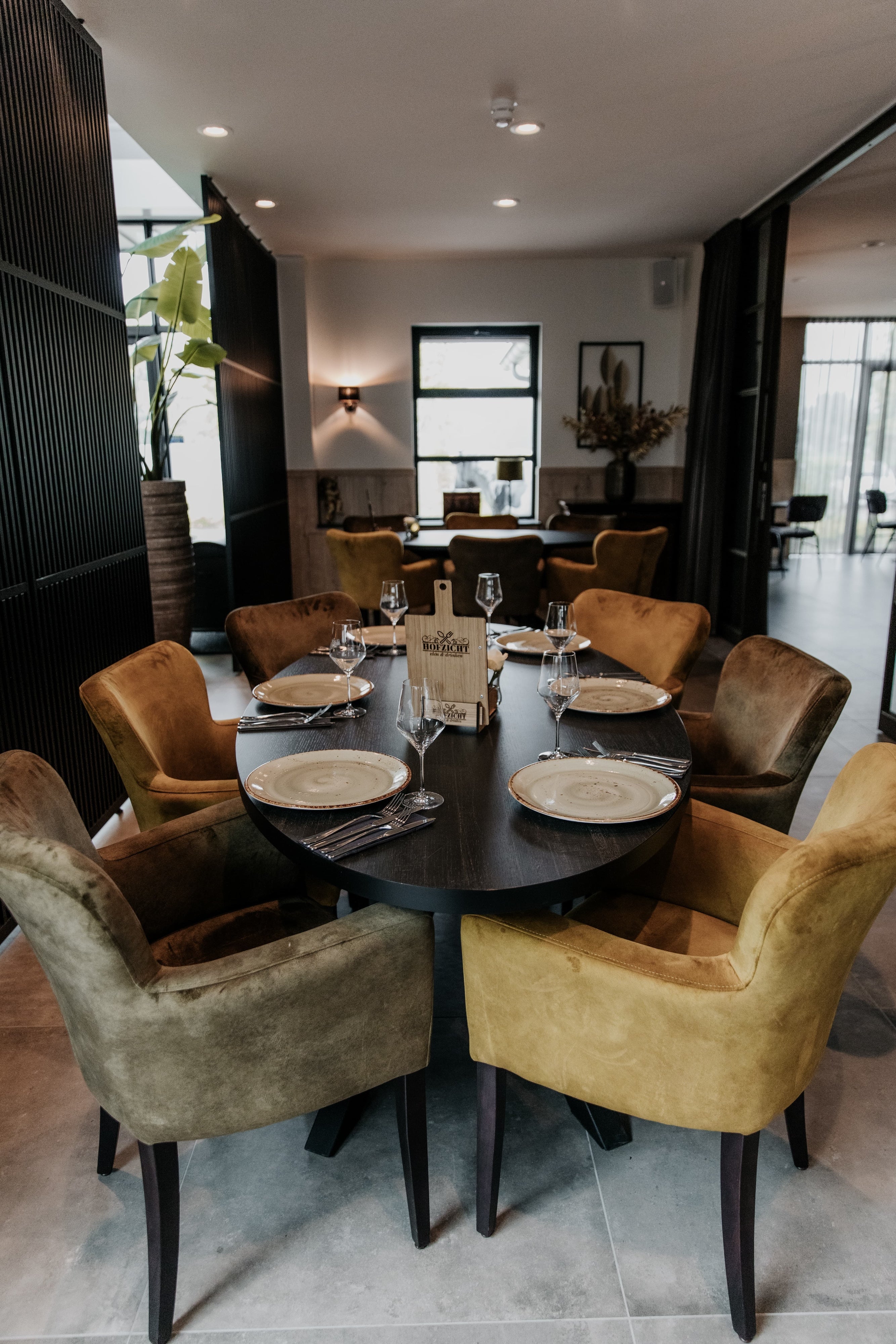 We hebben 5 houten roomdividers van 1060 mm breed en 2855 mm hoog in RAL 9005 geplaatst in dit restaurant.