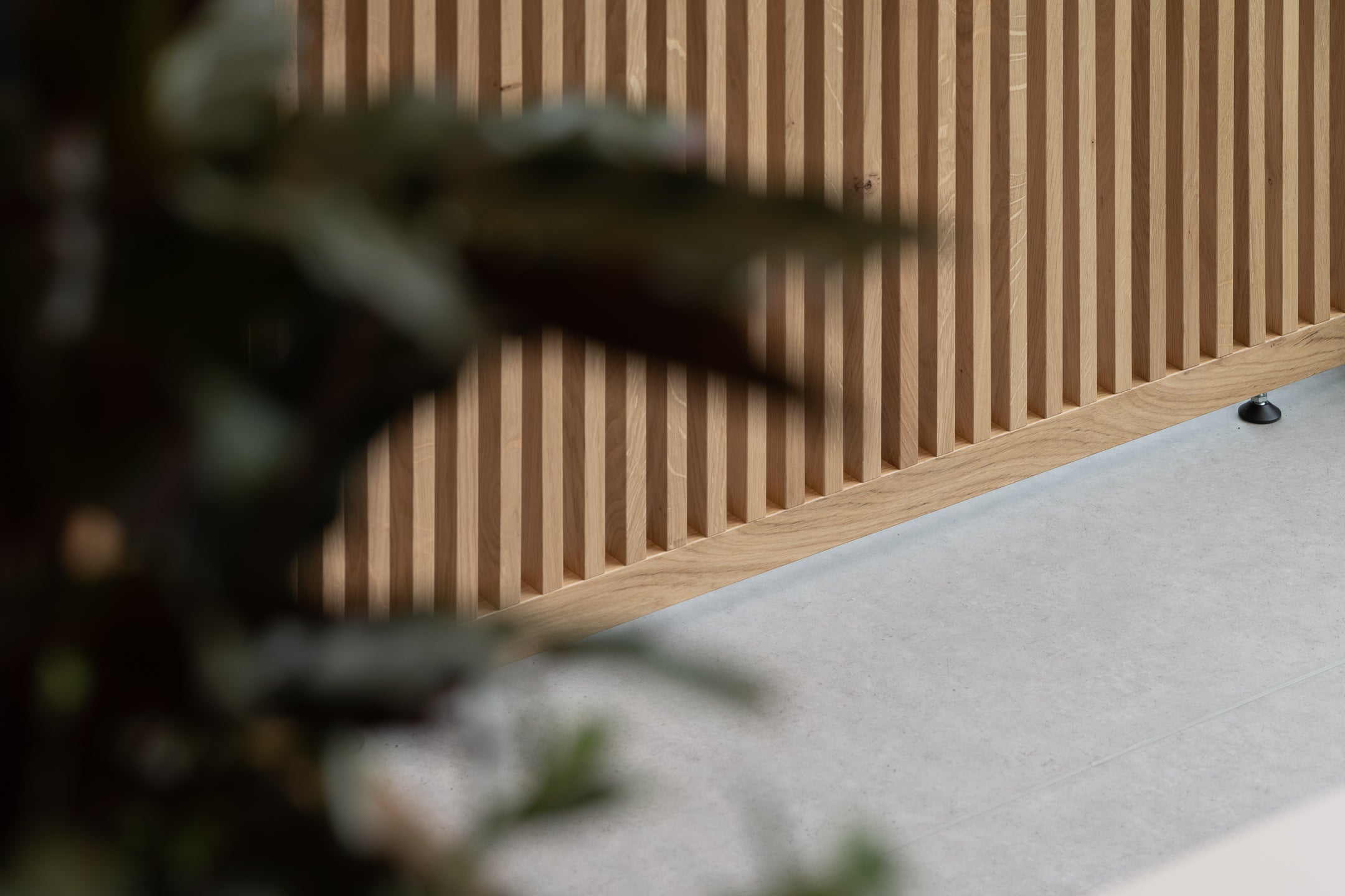 Houten scheidingswanden creëren een open en lichte werkplek, bevorderen samenwerking en bieden privacy in de kantoortuin.