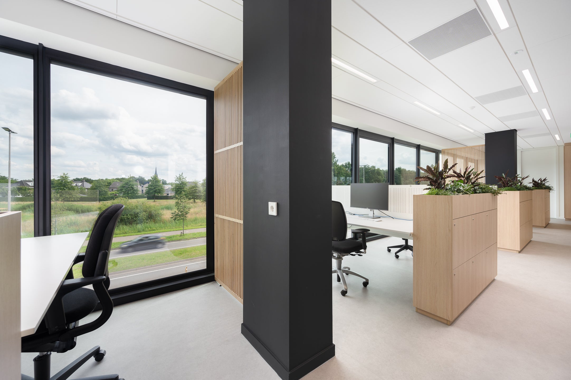 Houten scheidingswanden creëren een open en lichte werkplek, bevorderen samenwerking en bieden privacy in de kantoortuin.