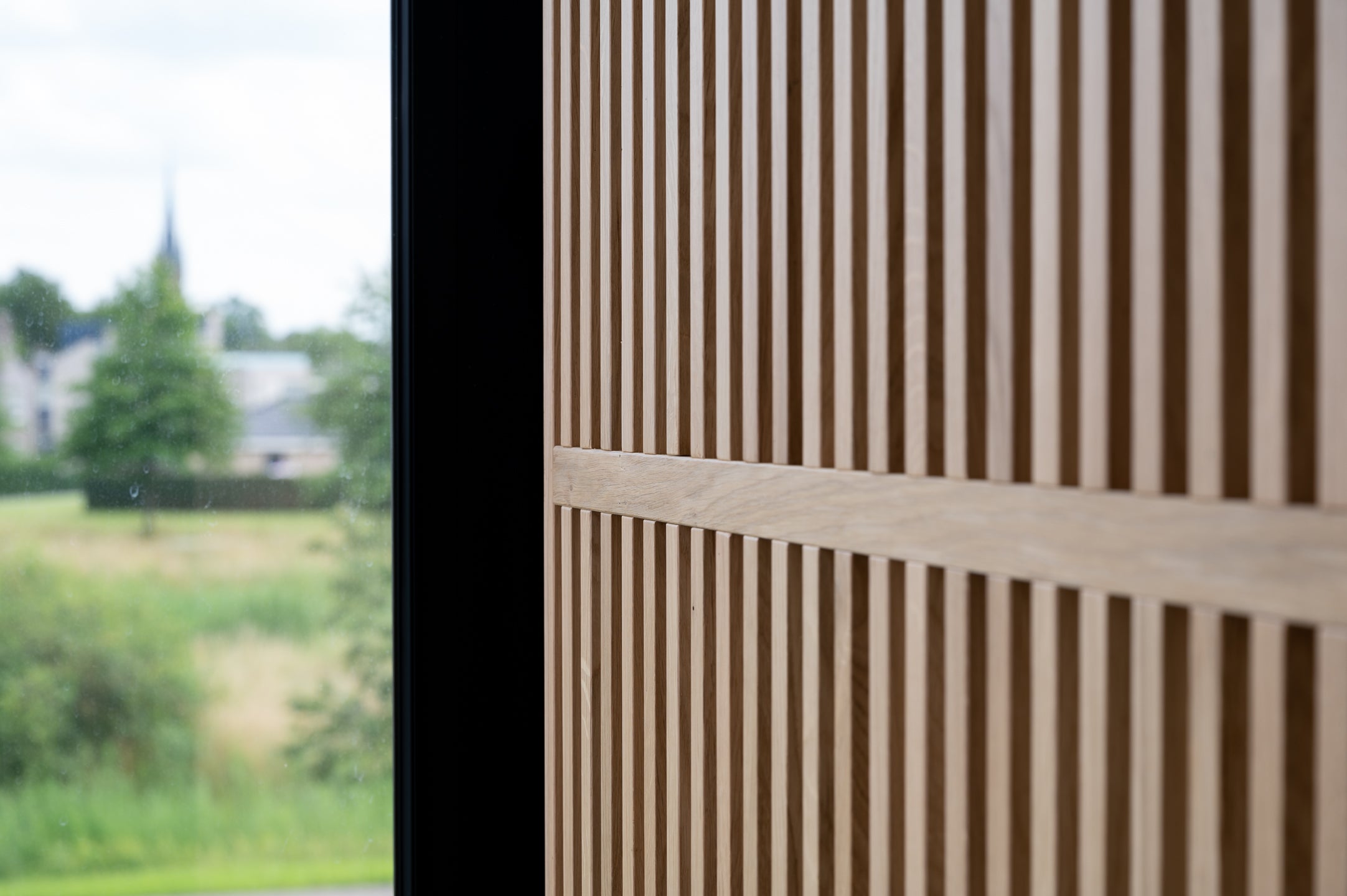 Houten scheidingswanden creëren een open en lichte werkplek, bevorderen samenwerking en bieden privacy in de kantoortuin.