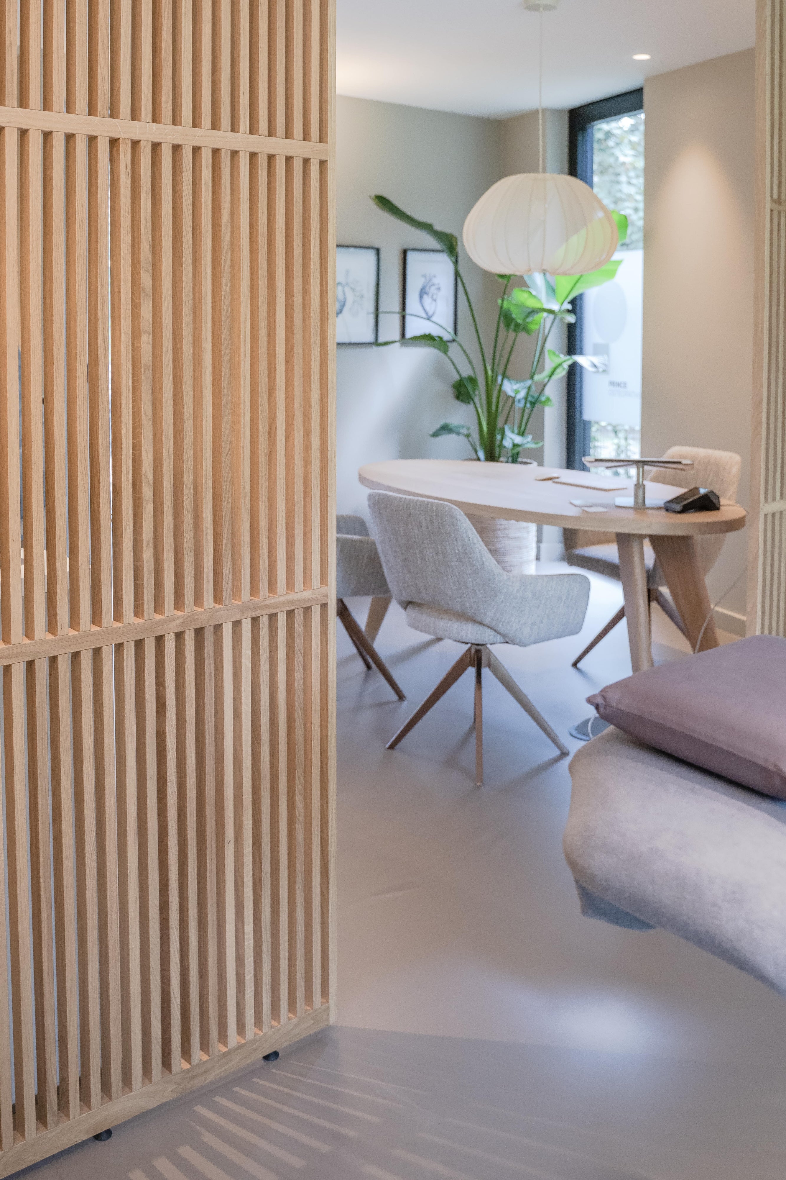 Maatwerk houten roomdividers voor osteopathie praktijk in Breda