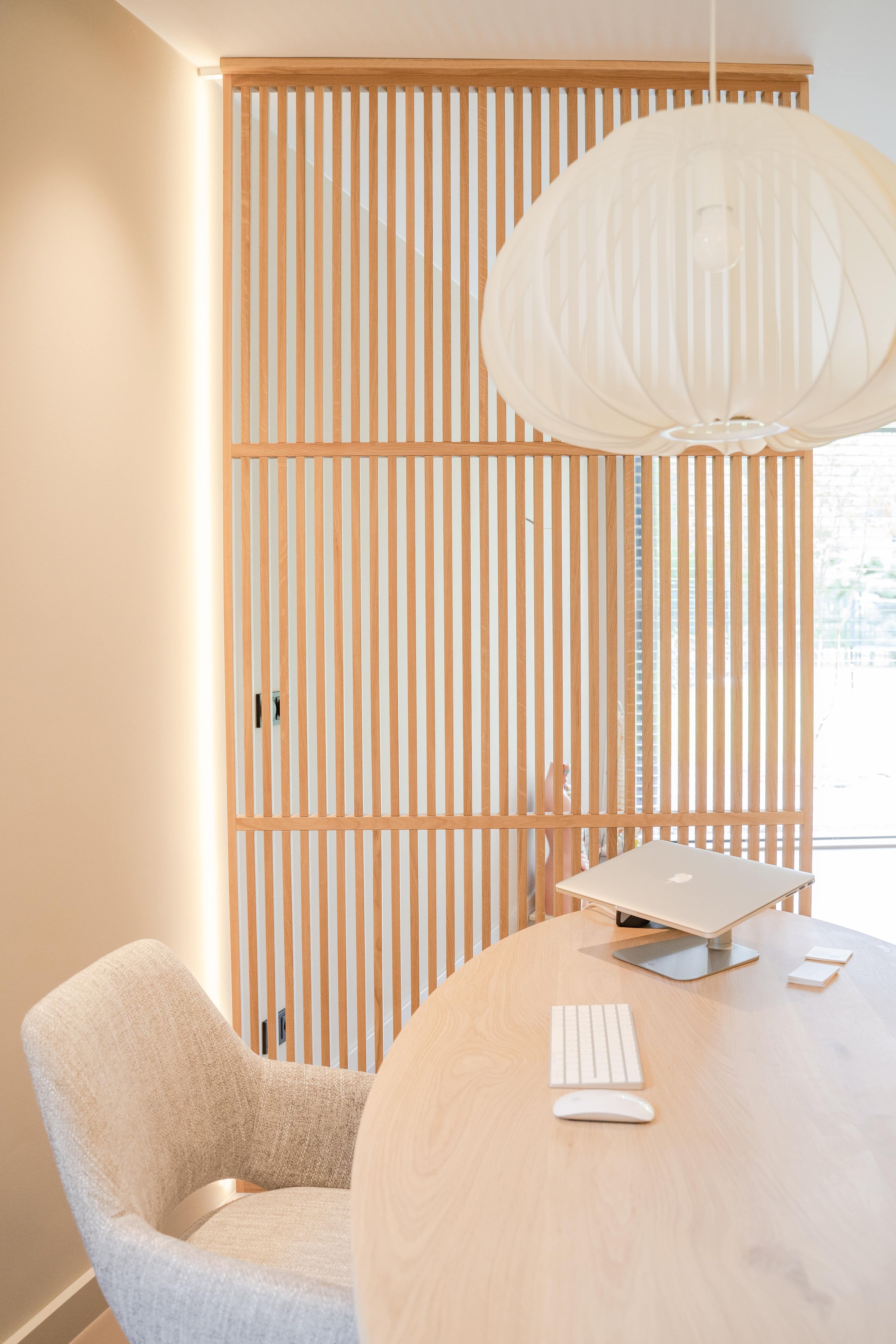 Maatwerk houten roomdividers voor osteopathie praktijk in Breda