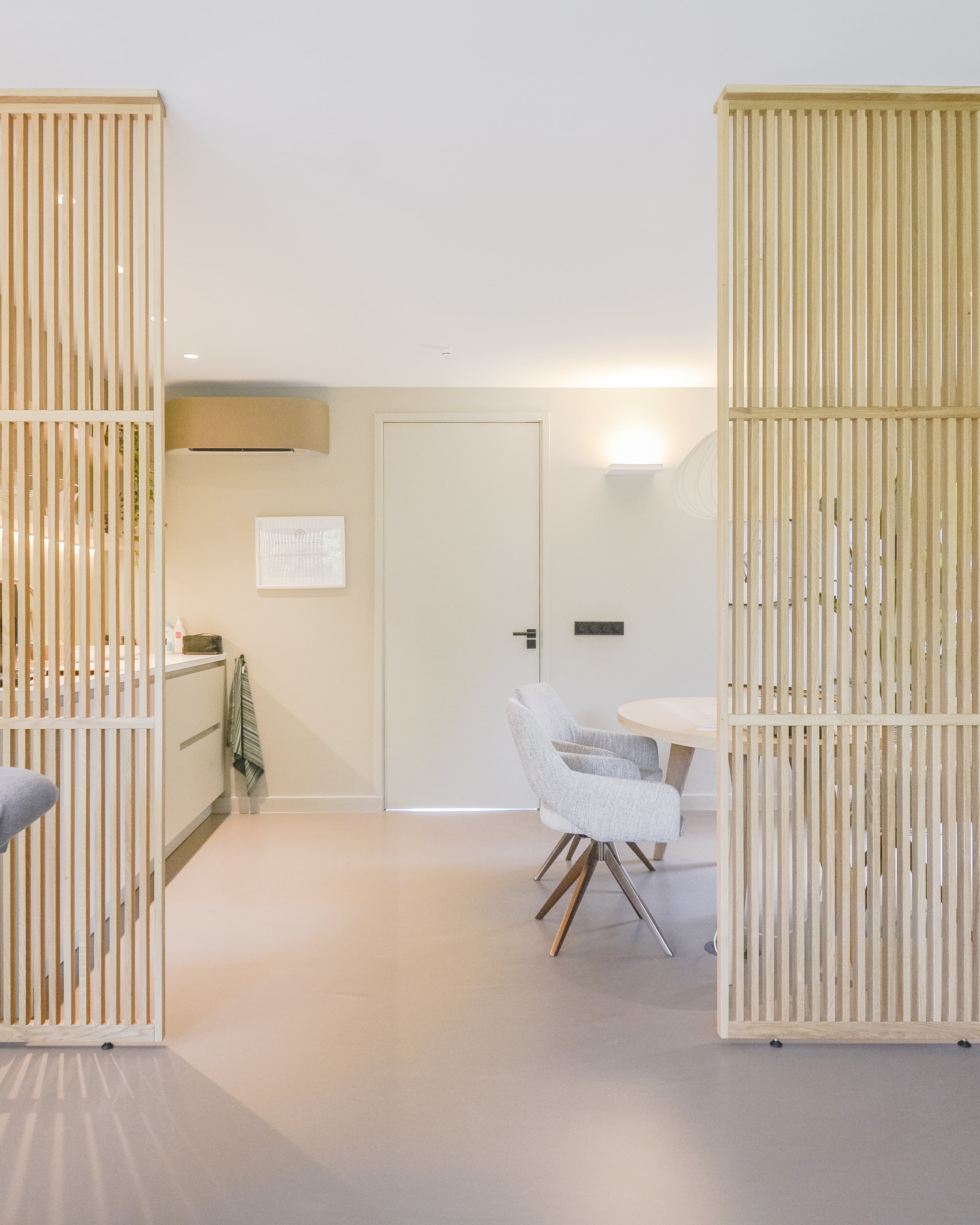 Maatwerk houten roomdividers voor osteopathie praktijk in Breda
