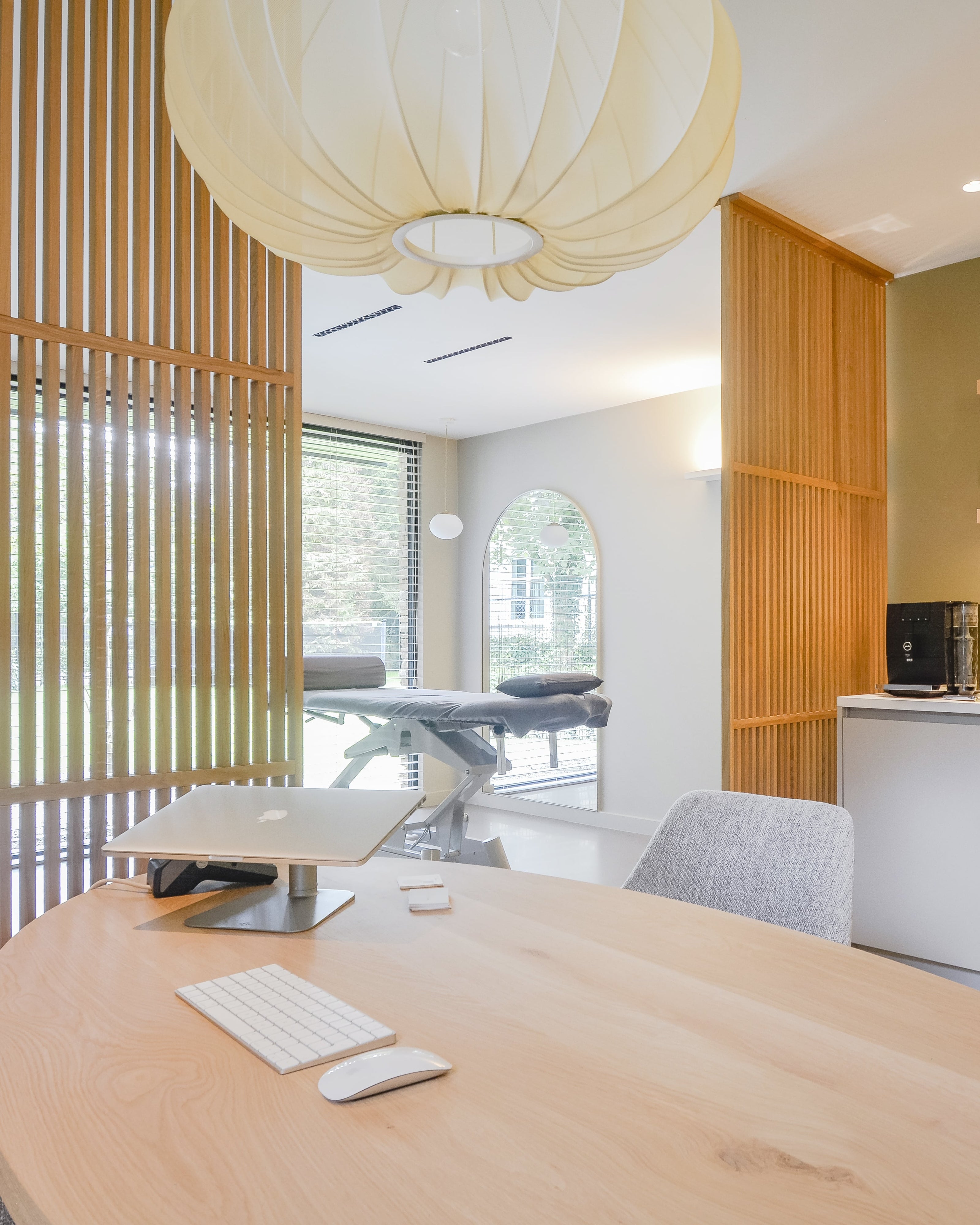Maatwerk houten roomdividers voor osteopathie praktijk in Breda