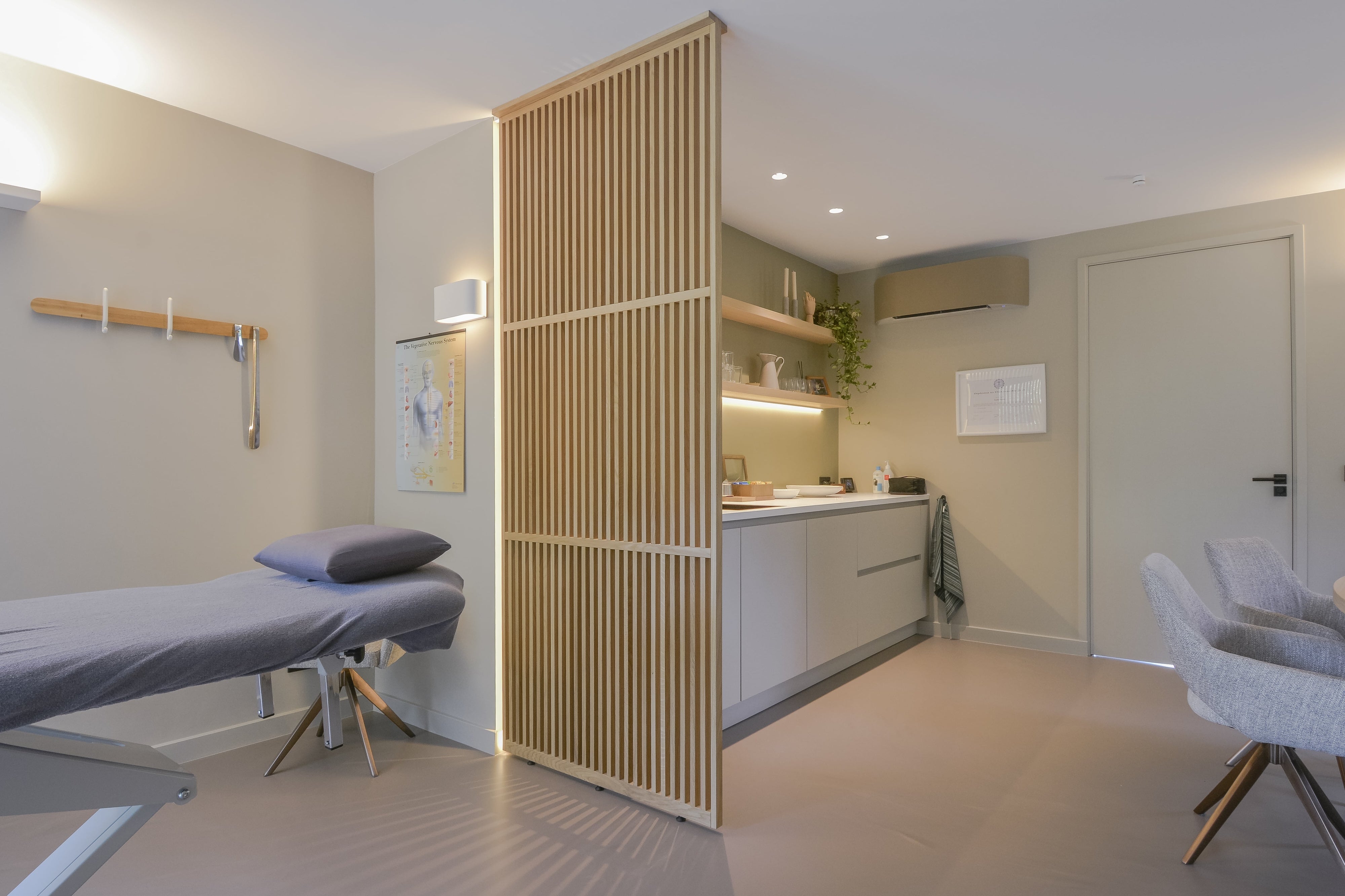 Maatwerk houten roomdividers voor osteopathie praktijk in Breda