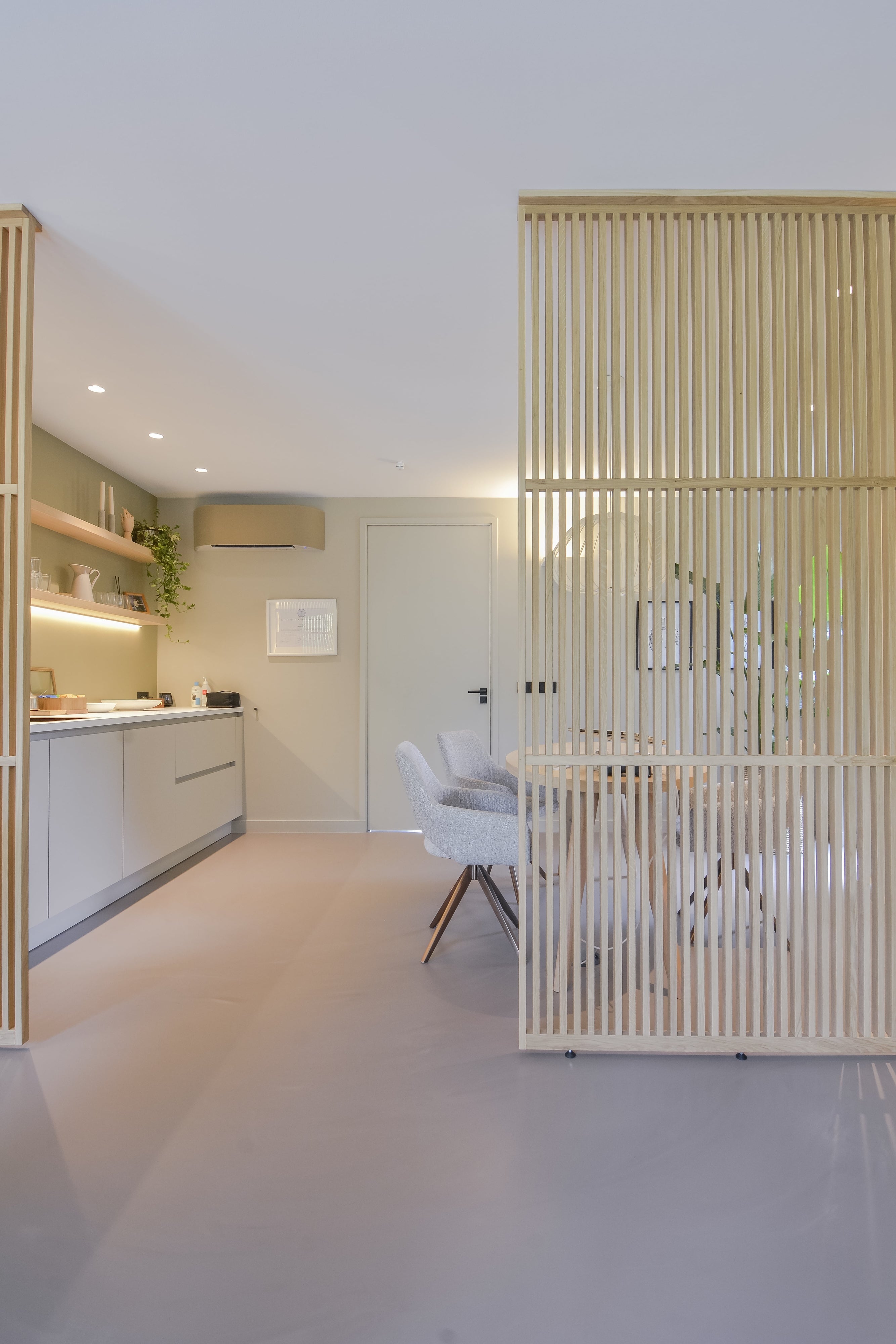 Maatwerk houten roomdividers voor osteopathie praktijk in Breda