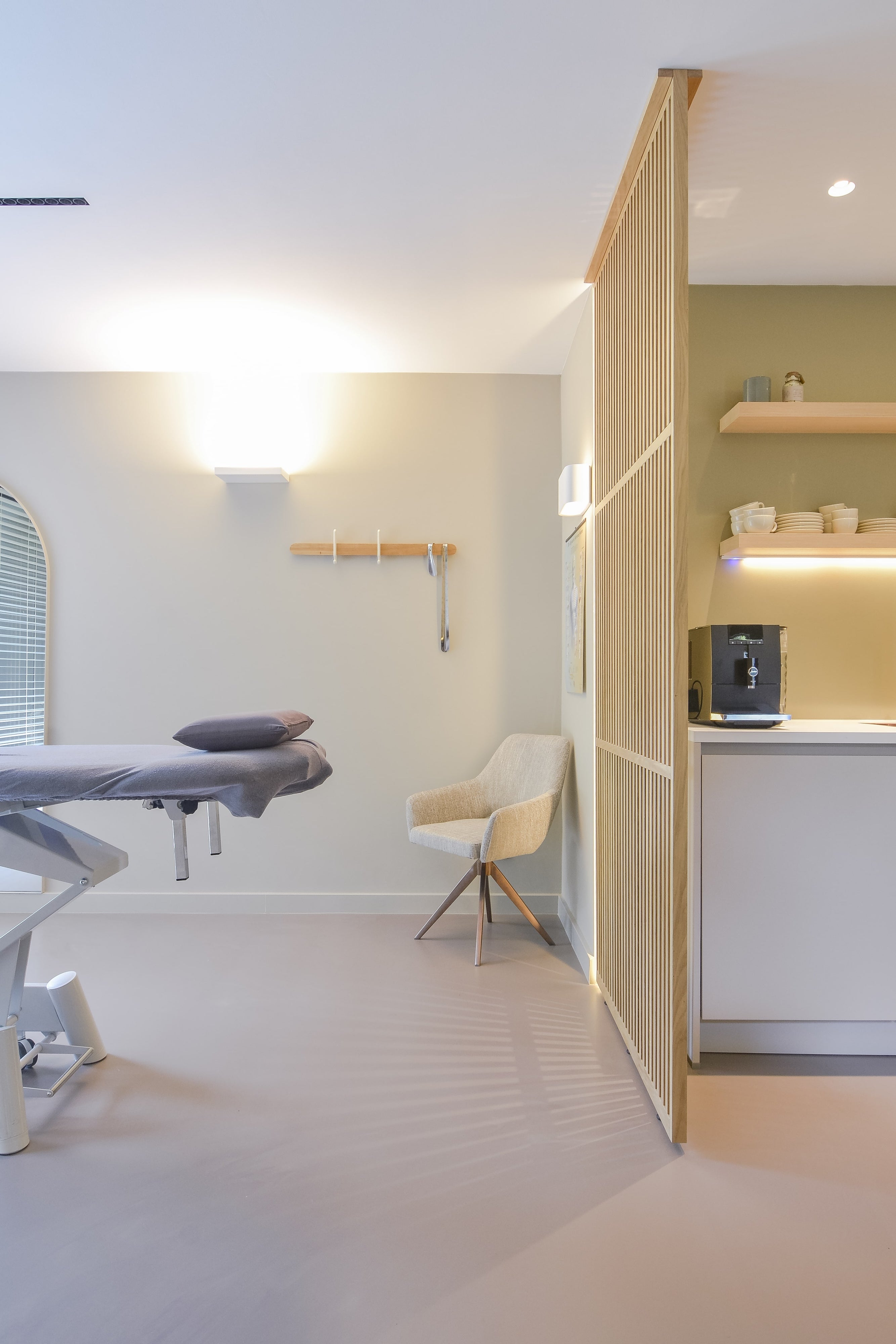 Maatwerk houten roomdividers voor osteopathie praktijk in Breda