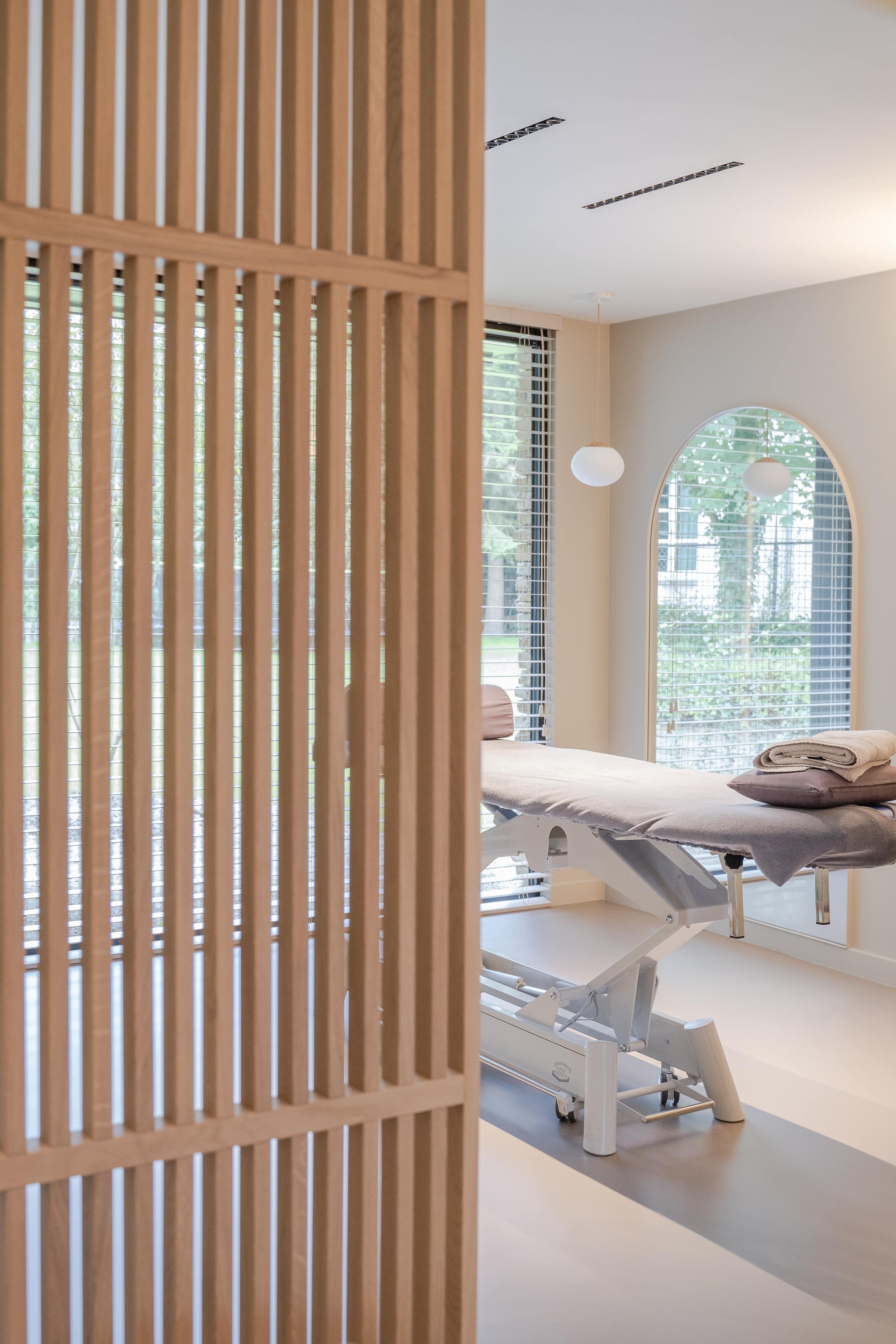 Maatwerk houten roomdividers voor osteopathie praktijk in Breda