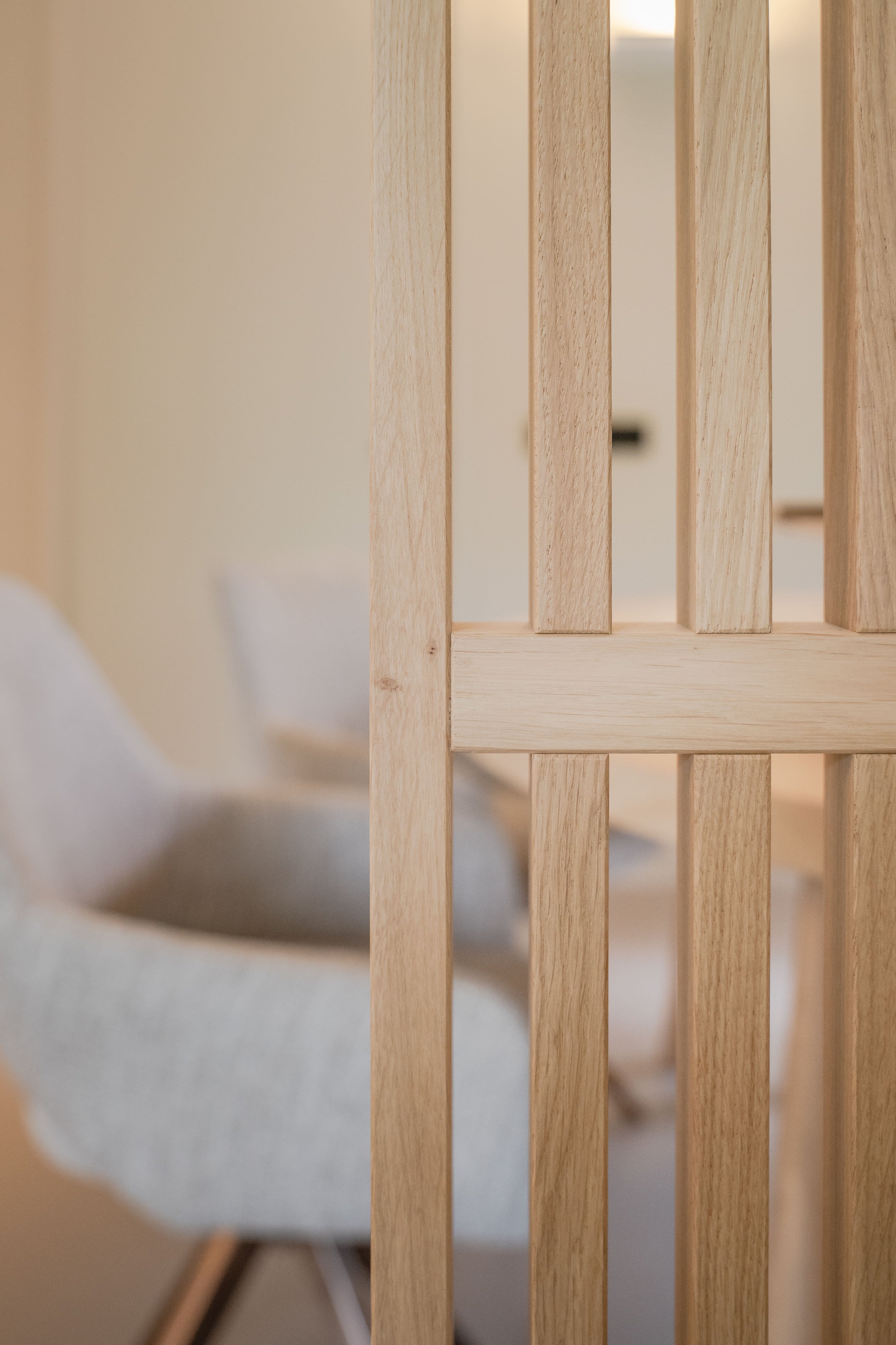 Maatwerk houten roomdividers voor osteopathie praktijk in Breda