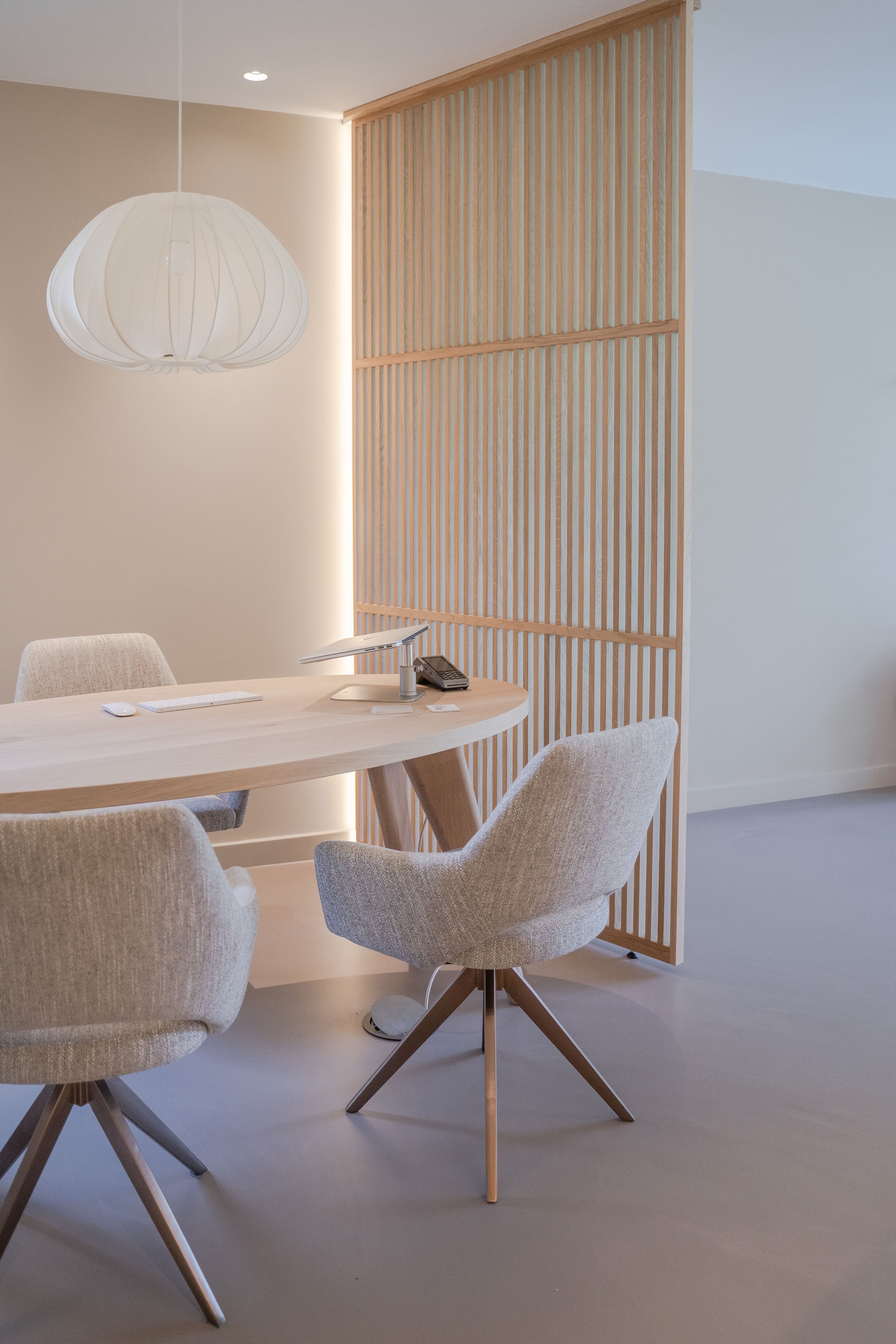 Maatwerk houten roomdividers voor osteopathie praktijk in Breda