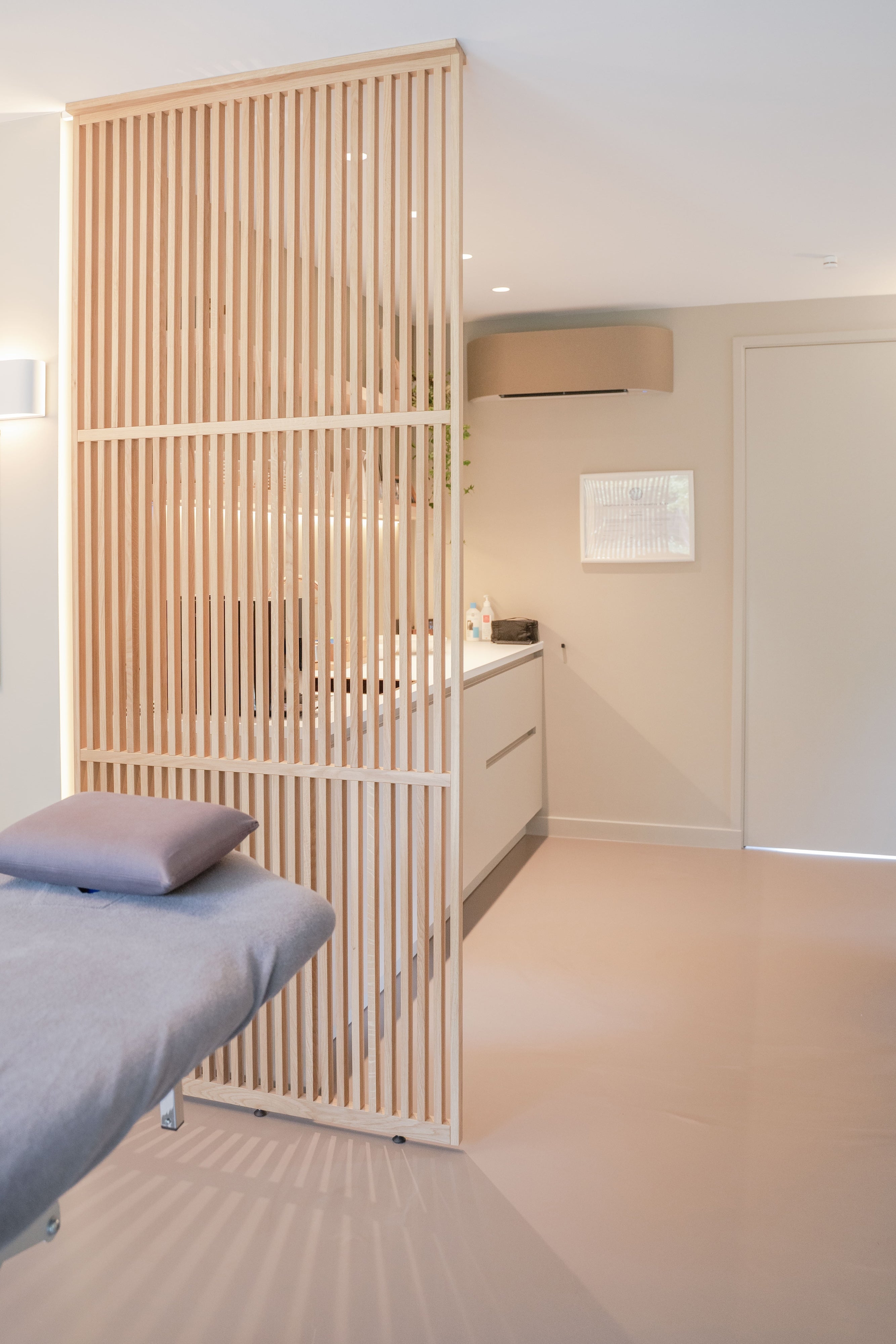 Maatwerk houten roomdividers voor osteopathie praktijk in Breda