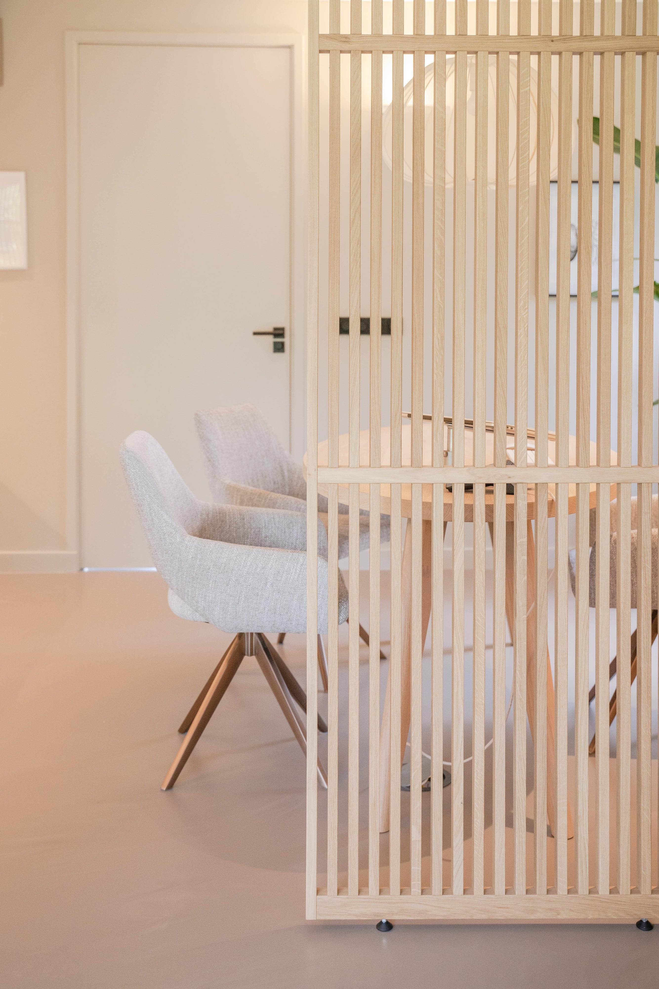 Maatwerk houten roomdividers voor osteopathie praktijk in Breda