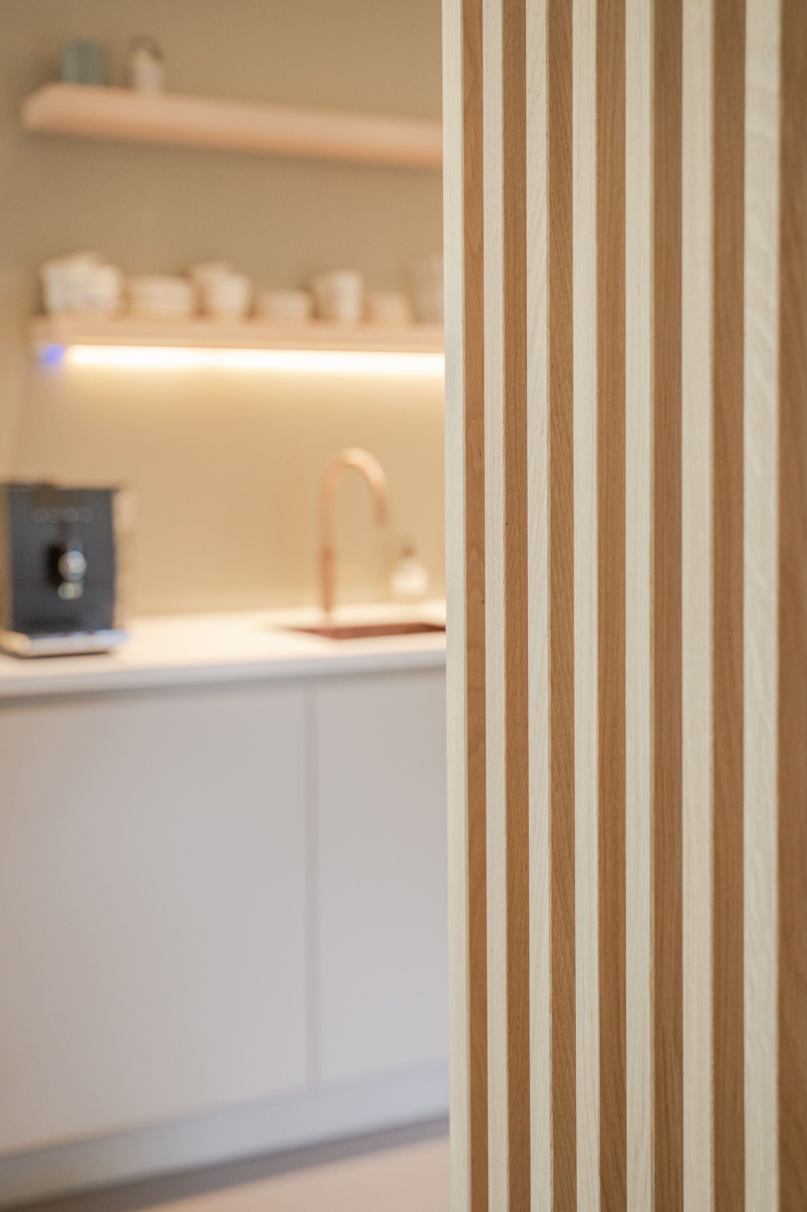 Maatwerk houten roomdividers voor osteopathie praktijk in Breda