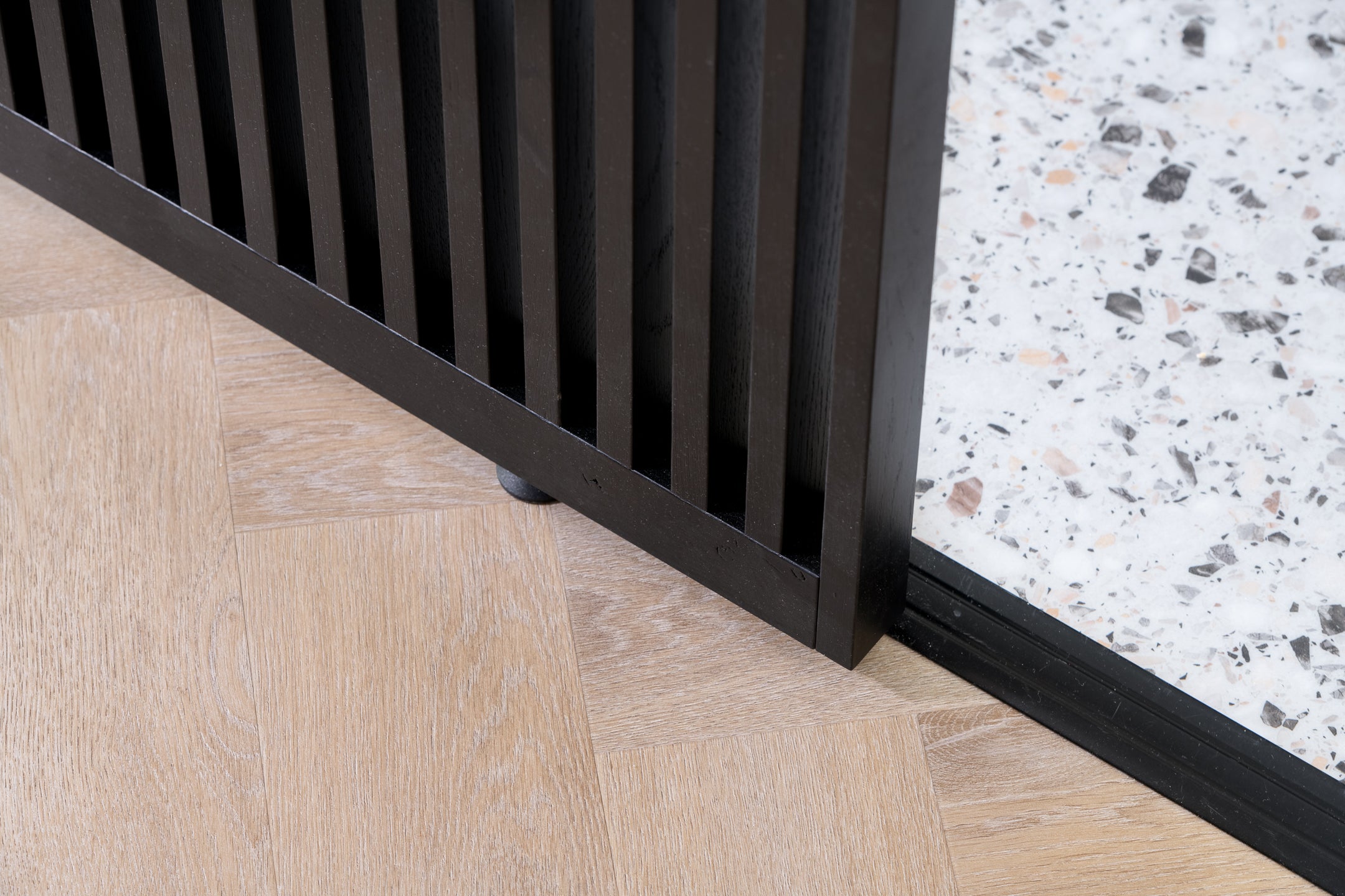 Maatwerk Houten Roomdivider showroom Luxe Vloerenbedrijf