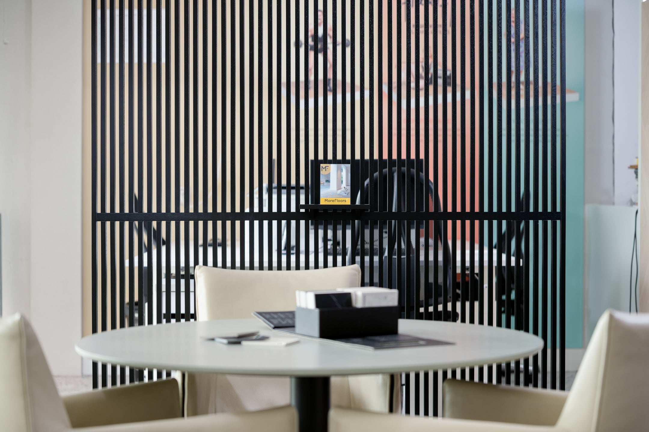 Maatwerk Houten Roomdivider showroom Luxe Vloerenbedrijf