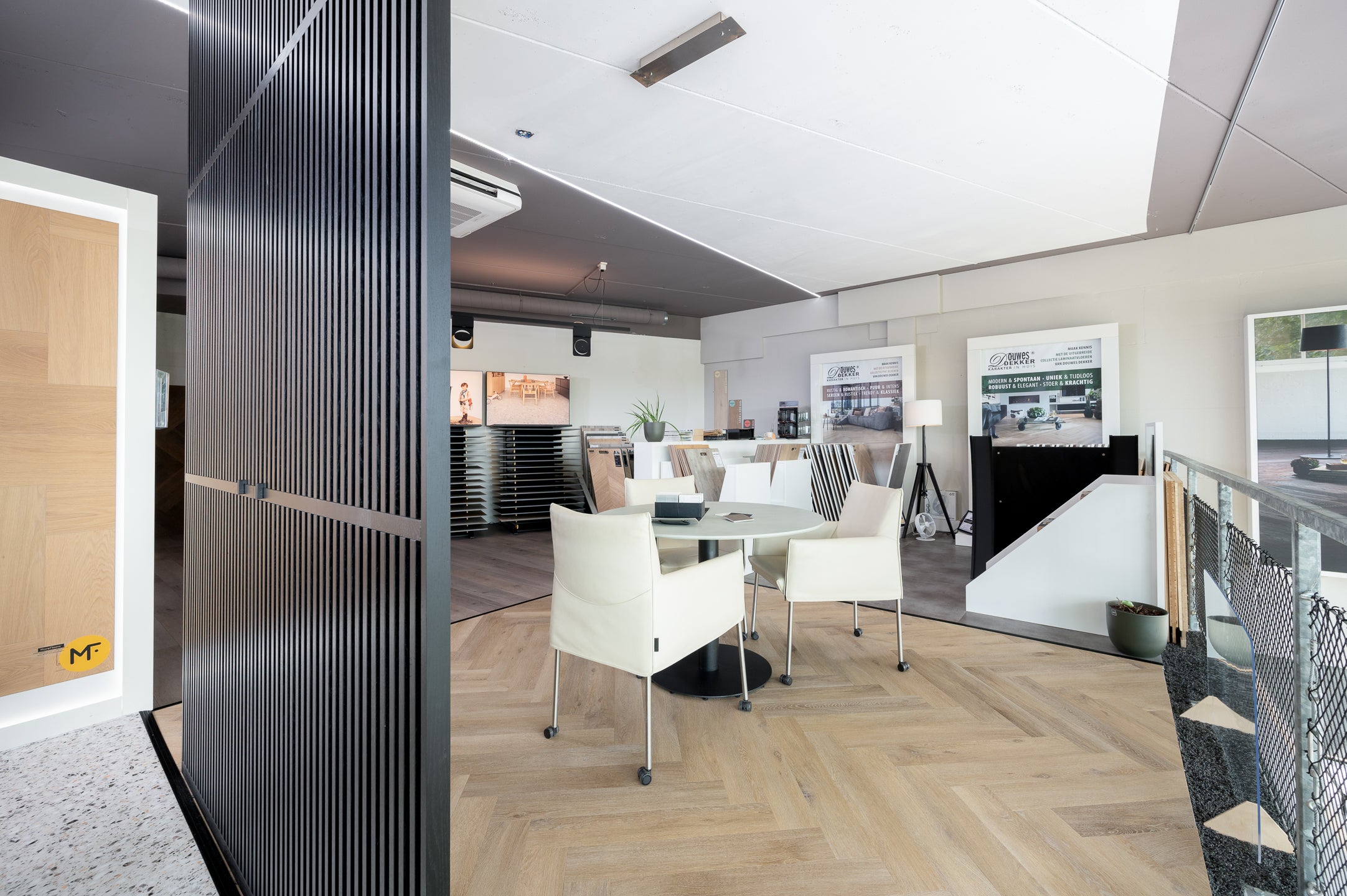 Maatwerk Houten Roomdivider showroom Luxe Vloerenbedrijf