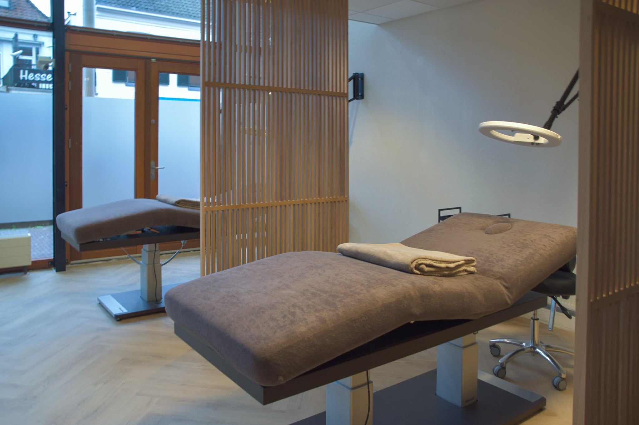 Houten scheidingswanden beauty clinic