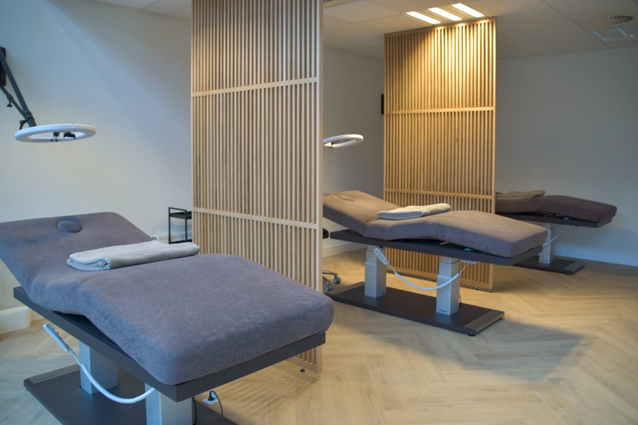 Houten scheidingswanden beauty clinic