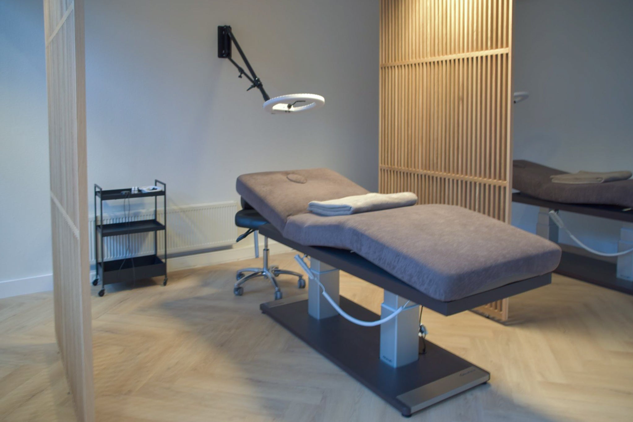 Houten scheidingswanden beauty clinic