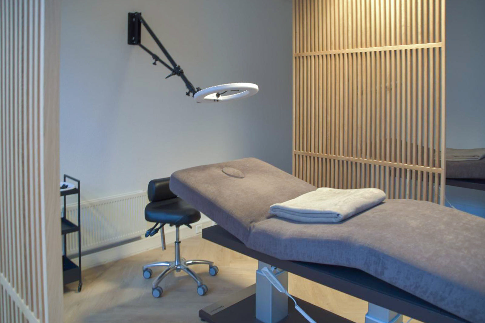 Houten scheidingswanden beauty clinic
