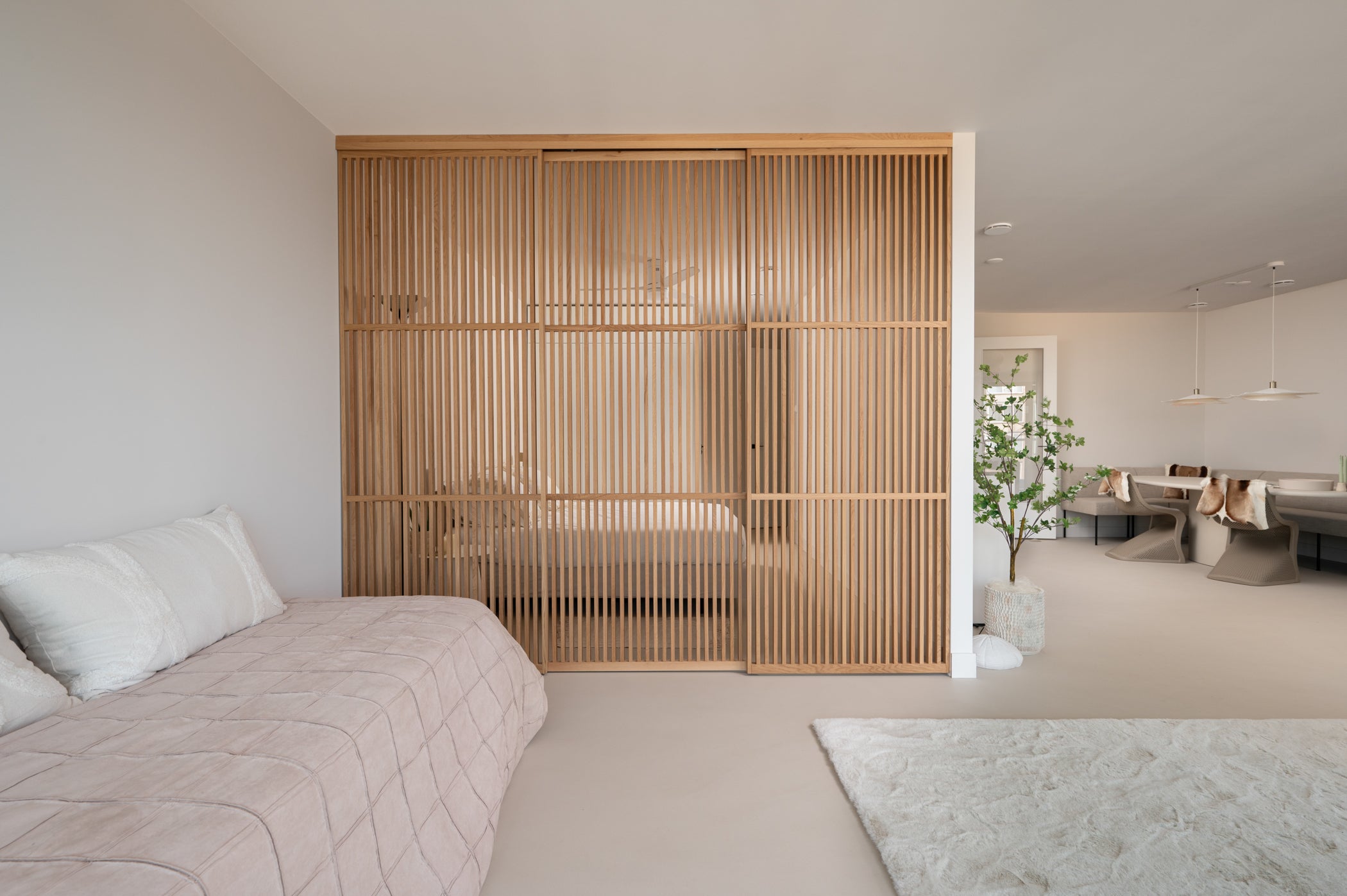 Maatwerk Japanse schuifdeuren combineren elegantie en functionaliteit, perfect voor het creëren van ruimte en stijl in elk interieur.
