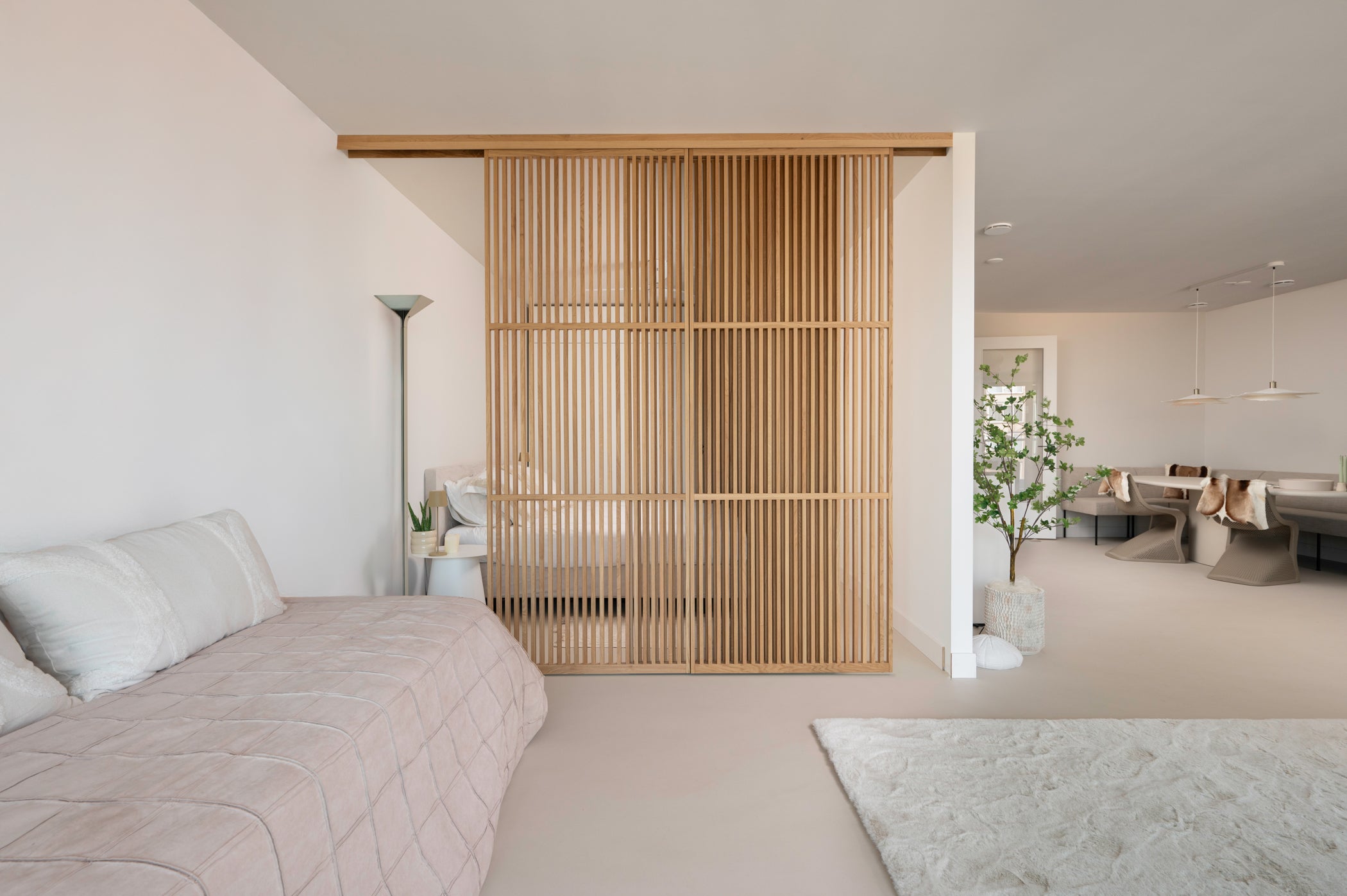 Maatwerk Japanse schuifdeuren combineren elegantie en functionaliteit, perfect voor het creëren van ruimte en stijl in elk interieur.