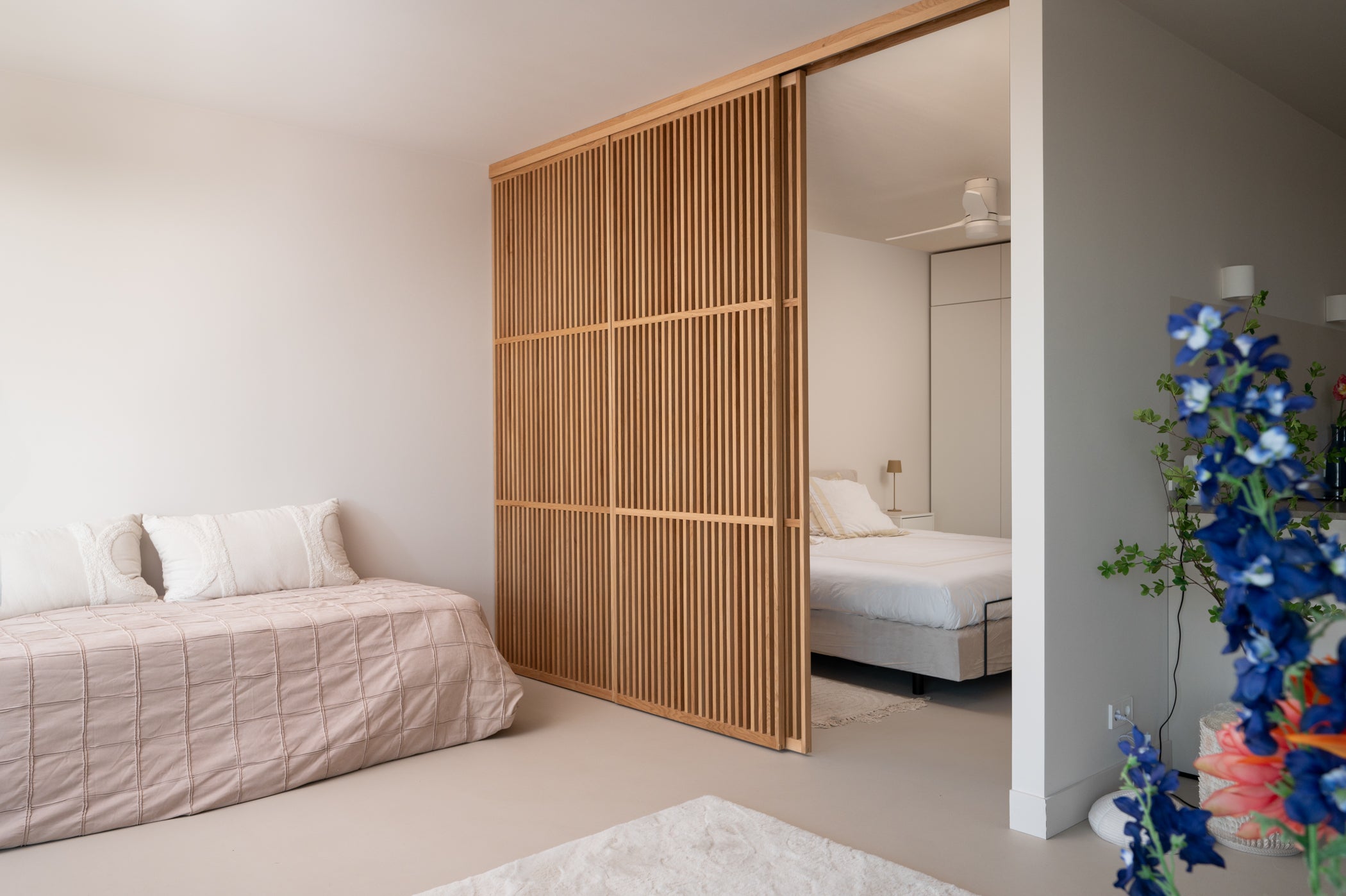 Maatwerk Japanse schuifdeuren combineren elegantie en functionaliteit, perfect voor het creëren van ruimte en stijl in elk interieur.