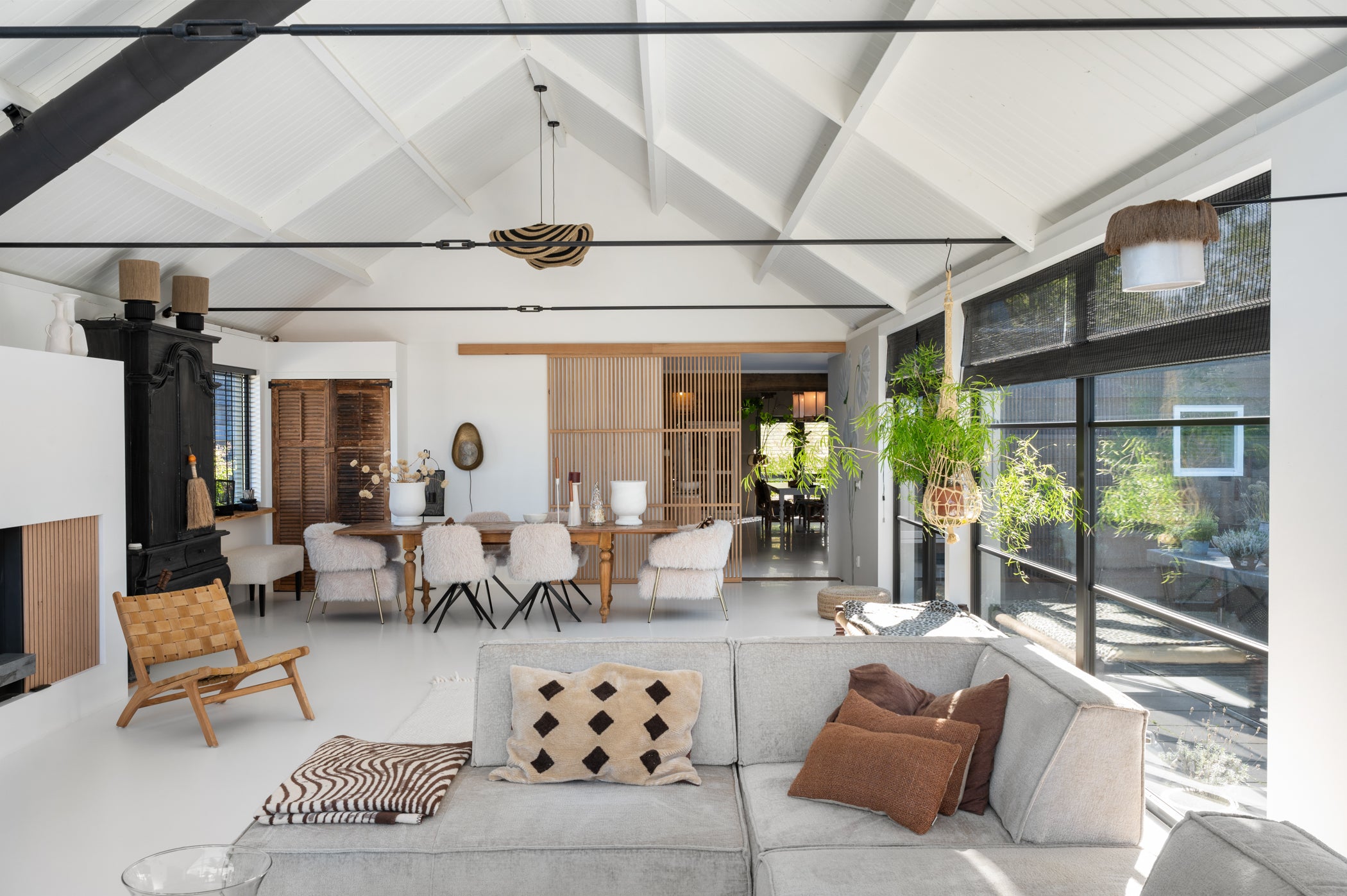 Maatwerk Japanse schuifdeuren combineren elegantie en functionaliteit, perfect voor het creëren van ruimte en stijl in elk interieur.