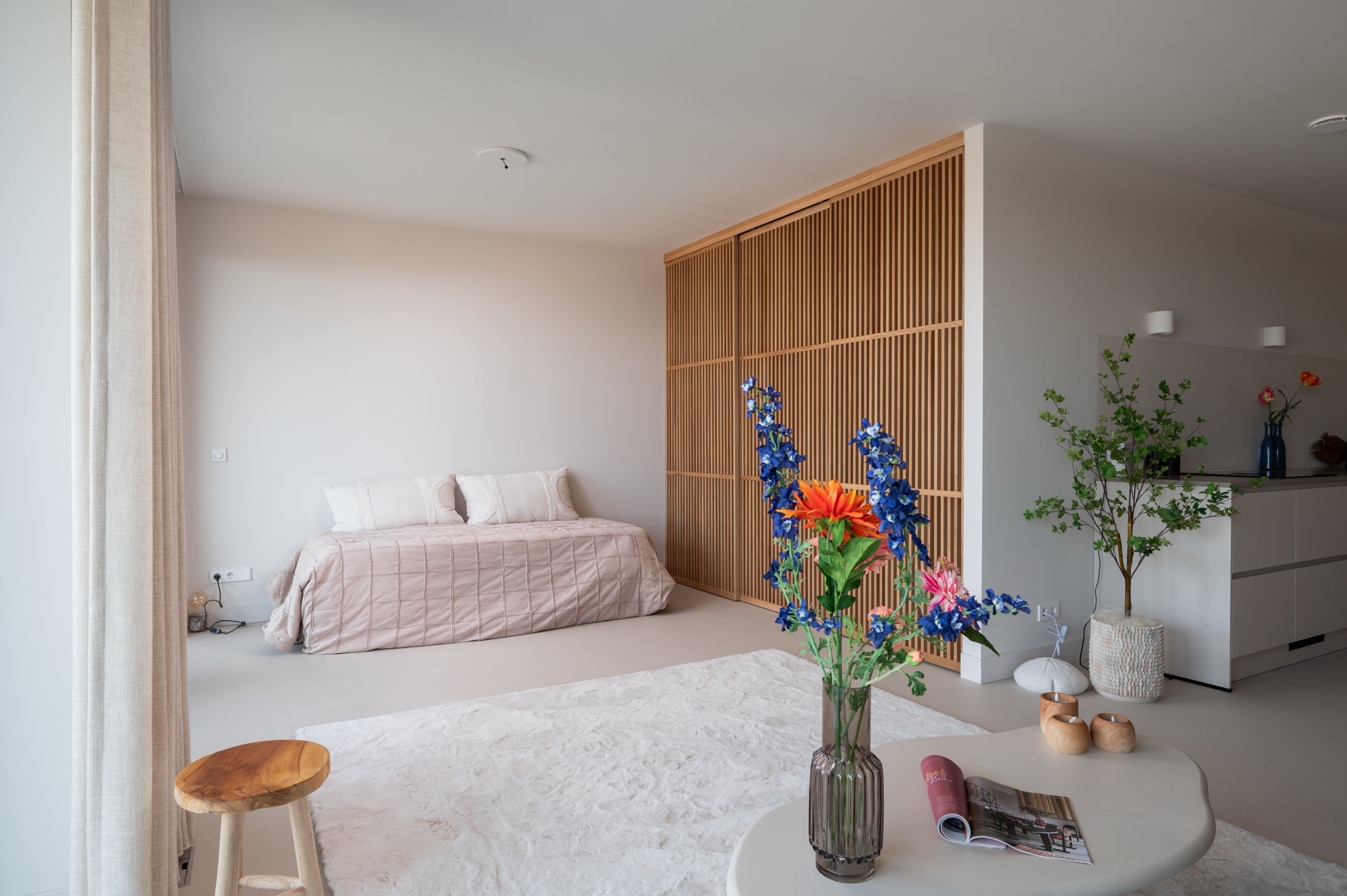 Maatwerk Japanse schuifdeuren combineren elegantie en functionaliteit, perfect voor het creëren van ruimte en stijl in elk interieur.