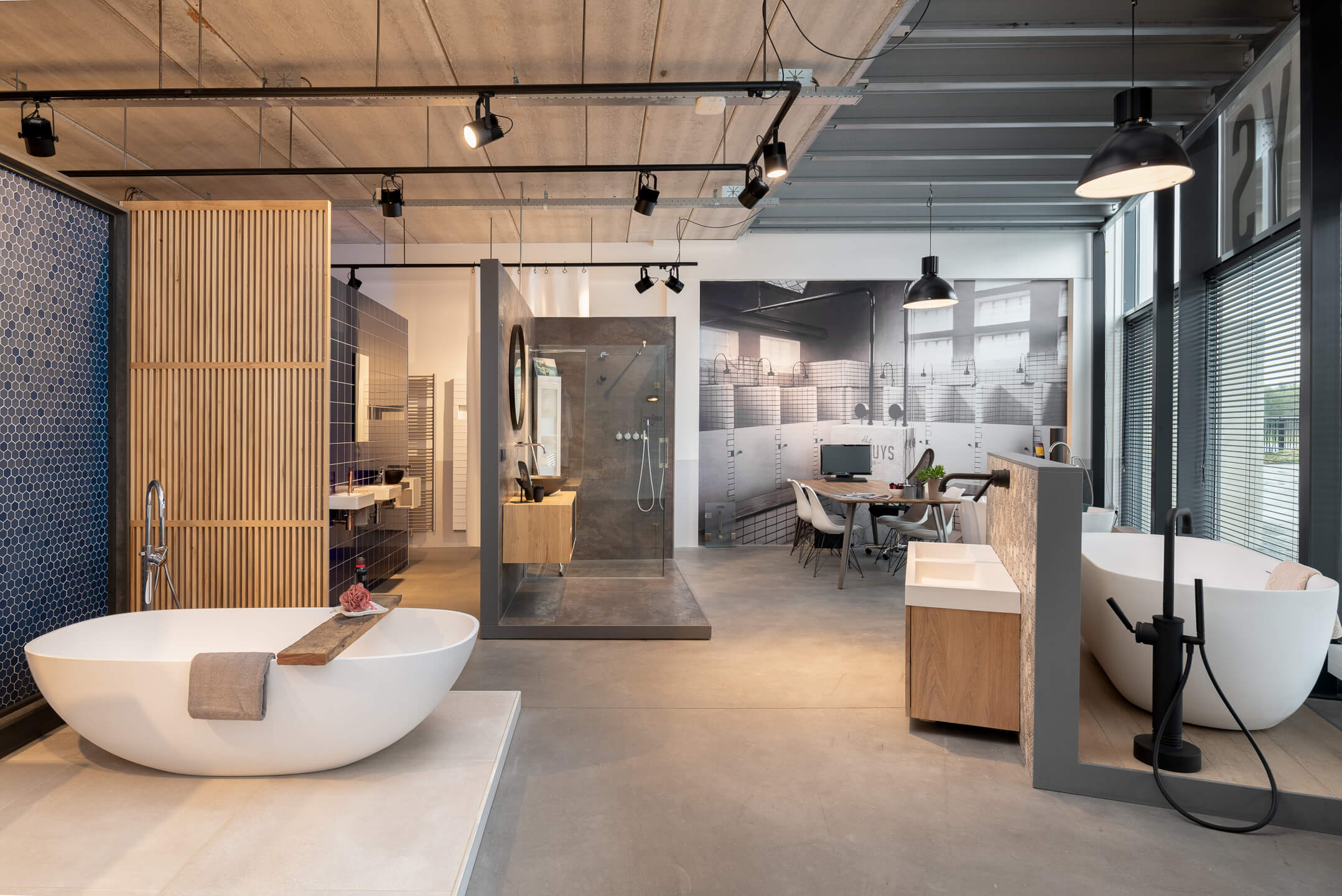 Houten Roomdividers: Stijlvolle Scheidingen voor Exclusieve Badkamers Showroom