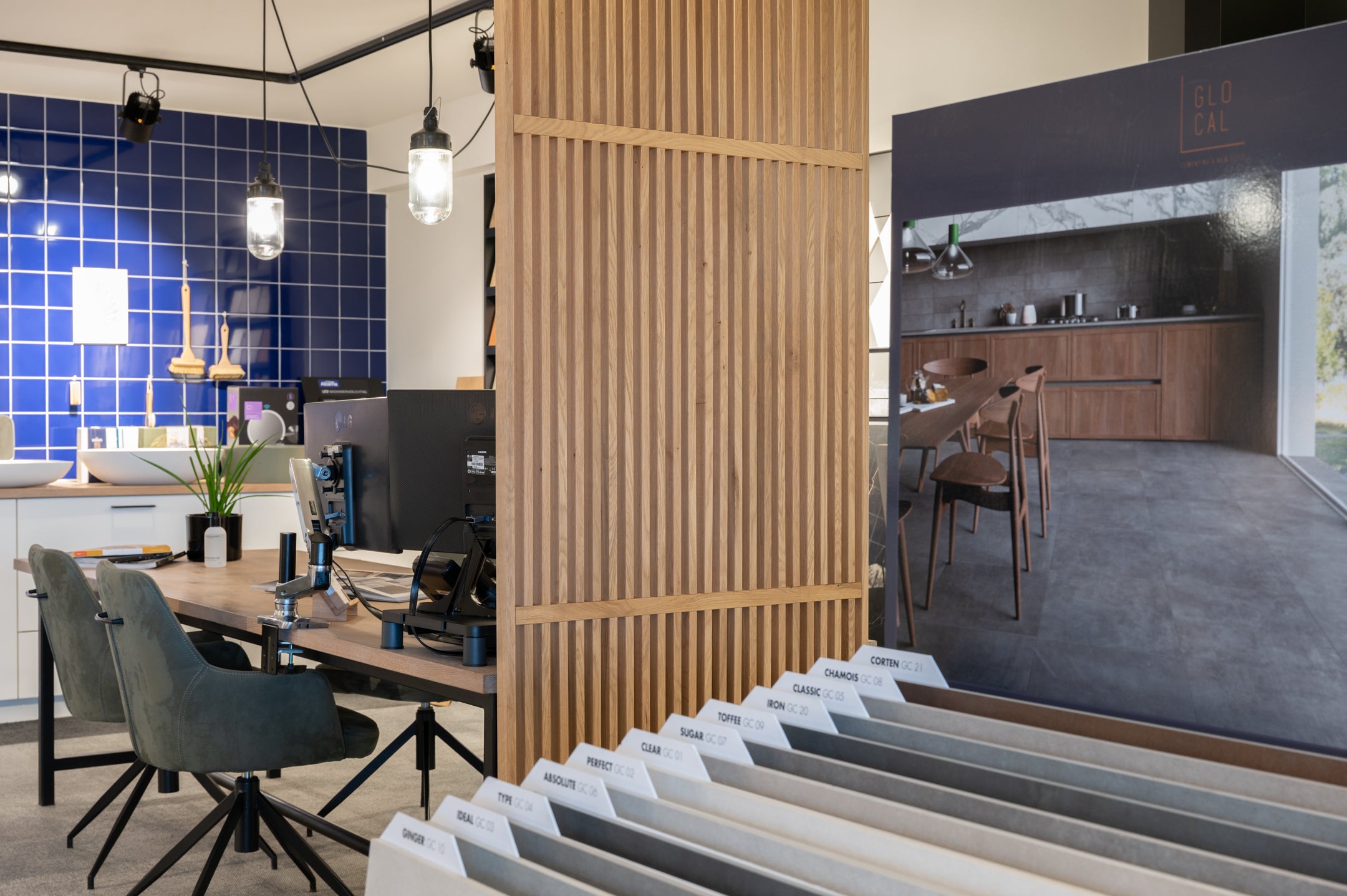 Houten Roomdividers: Stijlvolle Scheidingen voor Exclusieve Badkamers Showroom