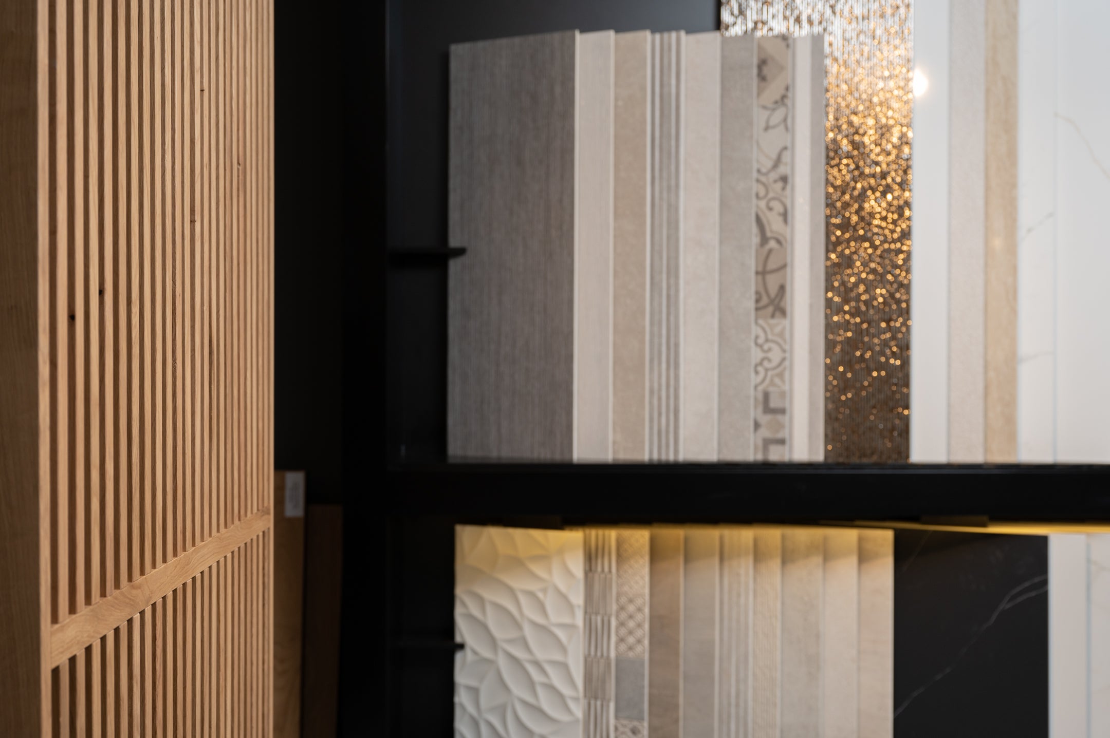 Houten Roomdividers: Stijlvolle Scheidingen voor Exclusieve Badkamers Showroom