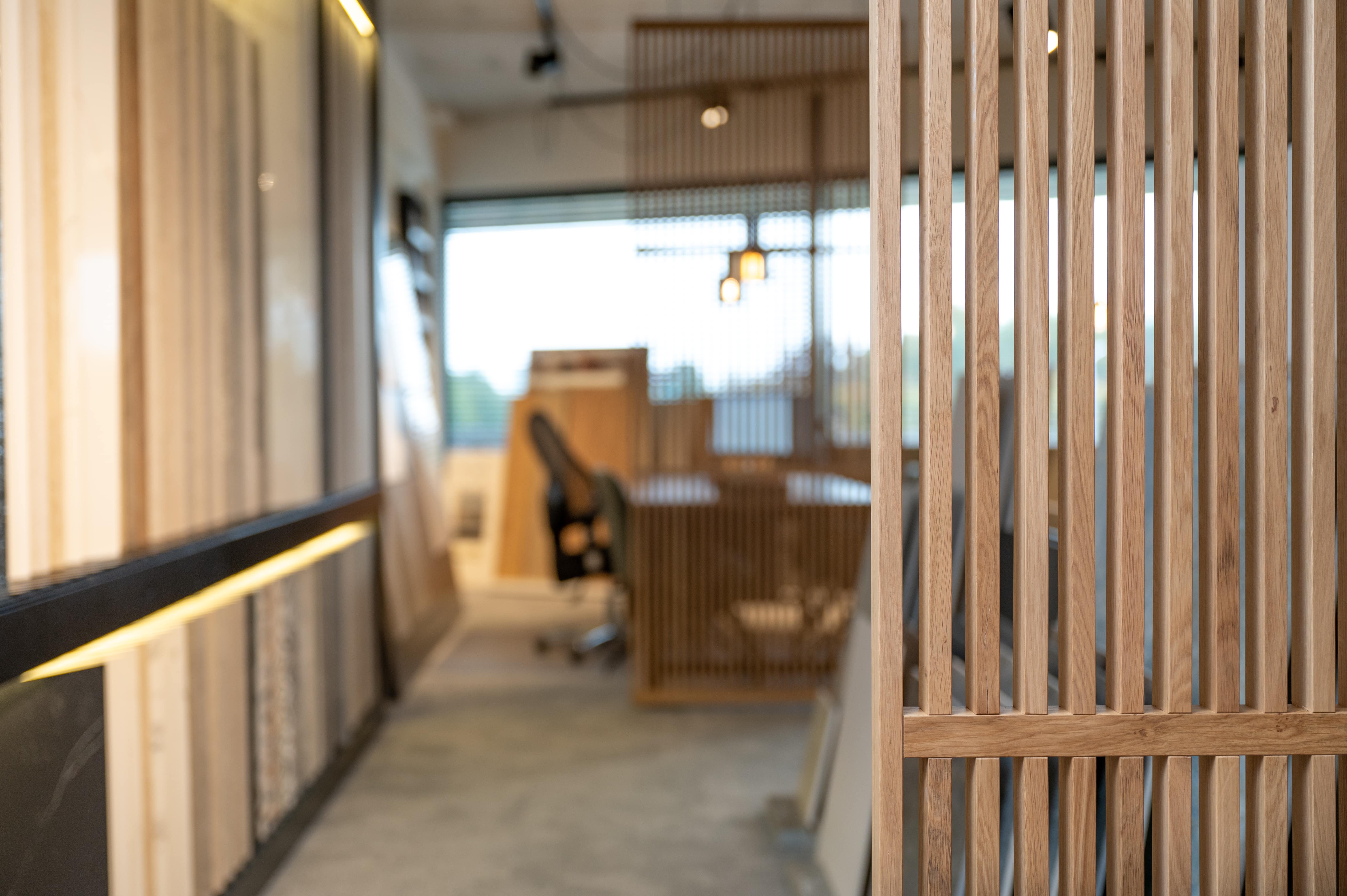 Houten Roomdividers: Stijlvolle Scheidingen voor Exclusieve Badkamers Showroom