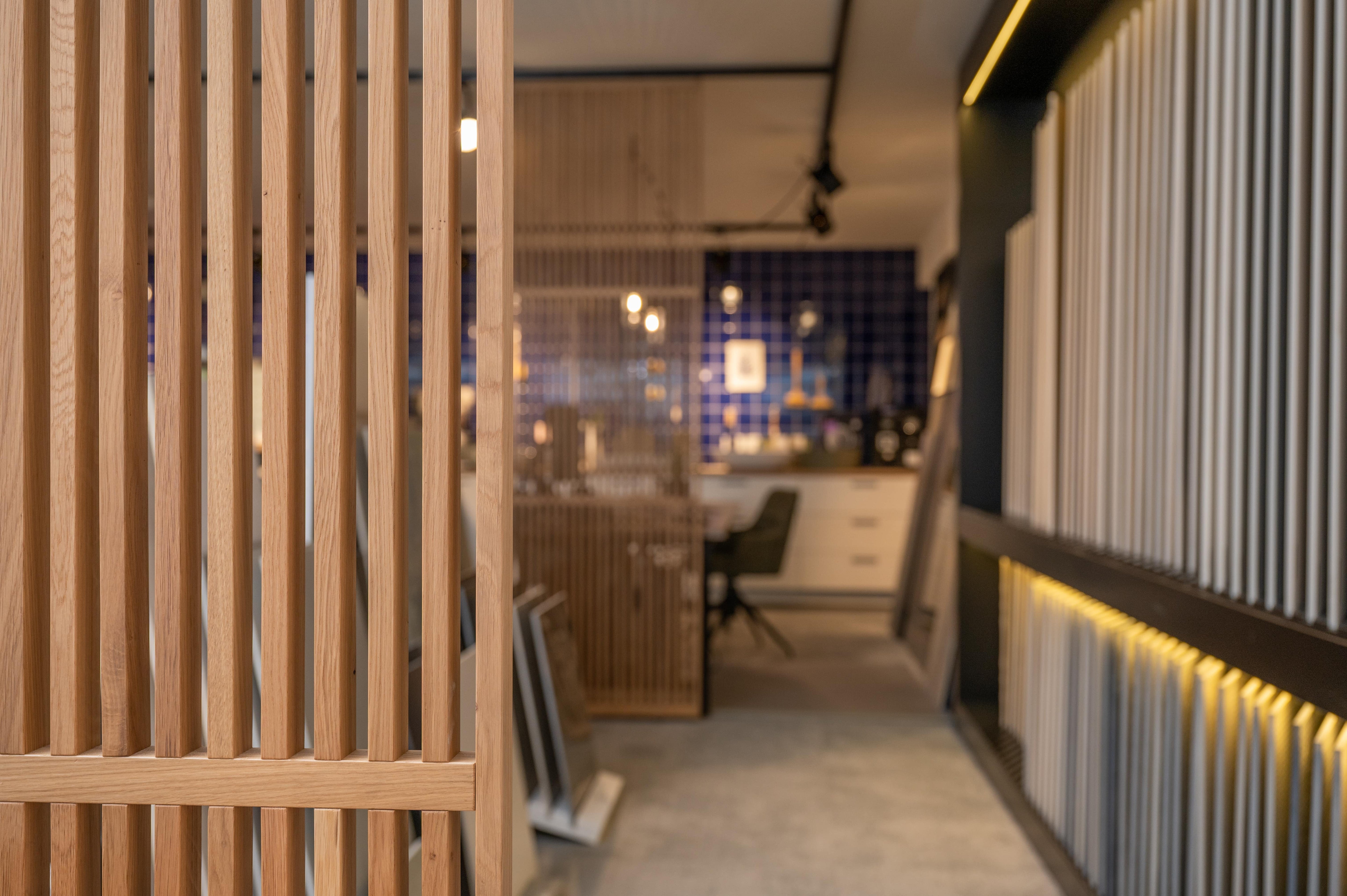 Houten Roomdividers: Stijlvolle Scheidingen voor Exclusieve Badkamers Showroom