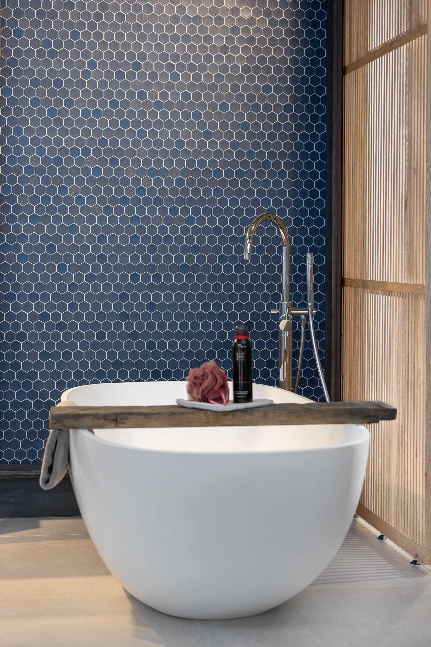 Houten Roomdividers: Stijlvolle Scheidingen voor Exclusieve Badkamers Showroom