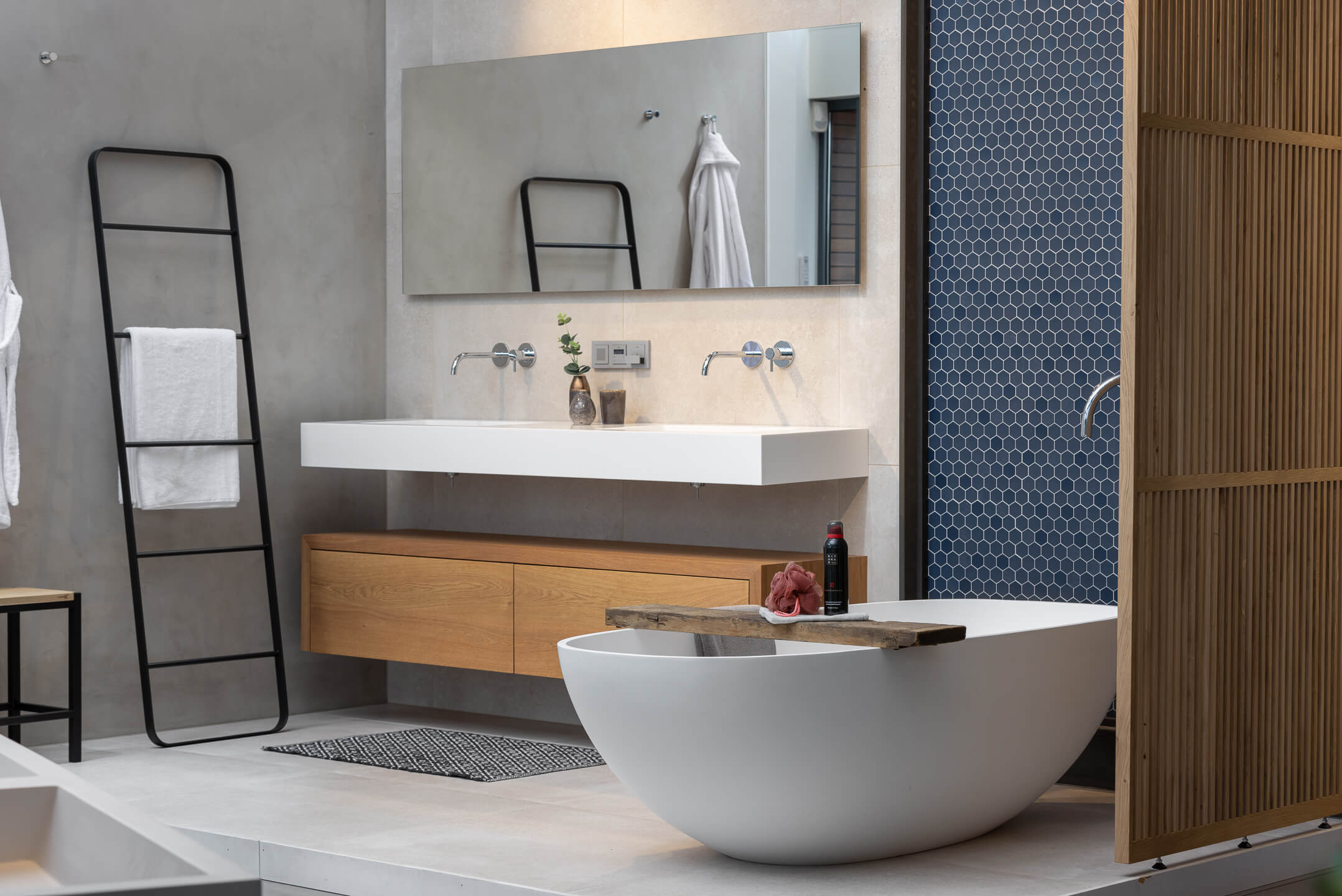 Houten Roomdividers: Stijlvolle Scheidingen voor Exclusieve Badkamers Showroom