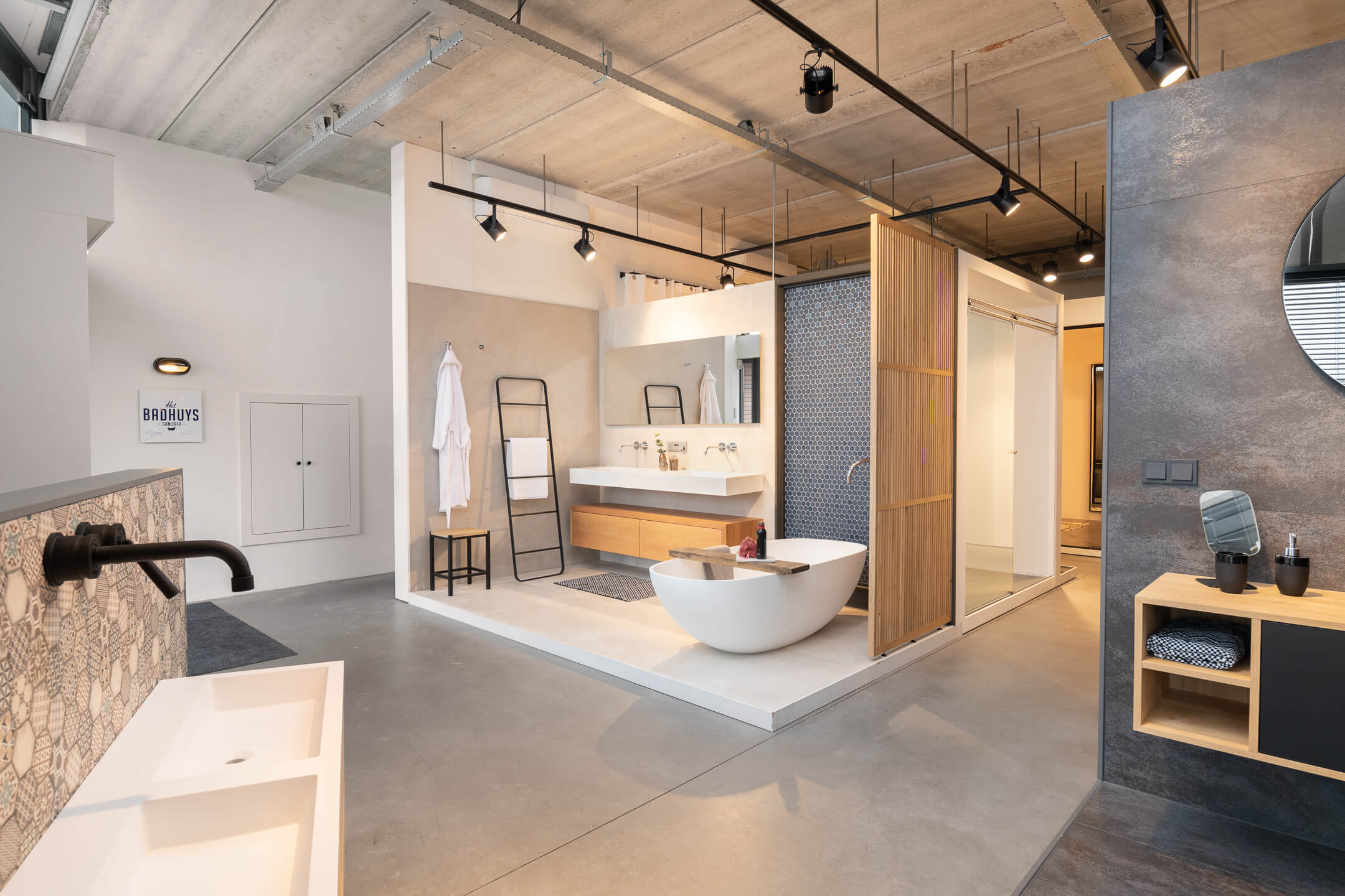 Houten Roomdividers: Stijlvolle Scheidingen voor Exclusieve Badkamers Showroom