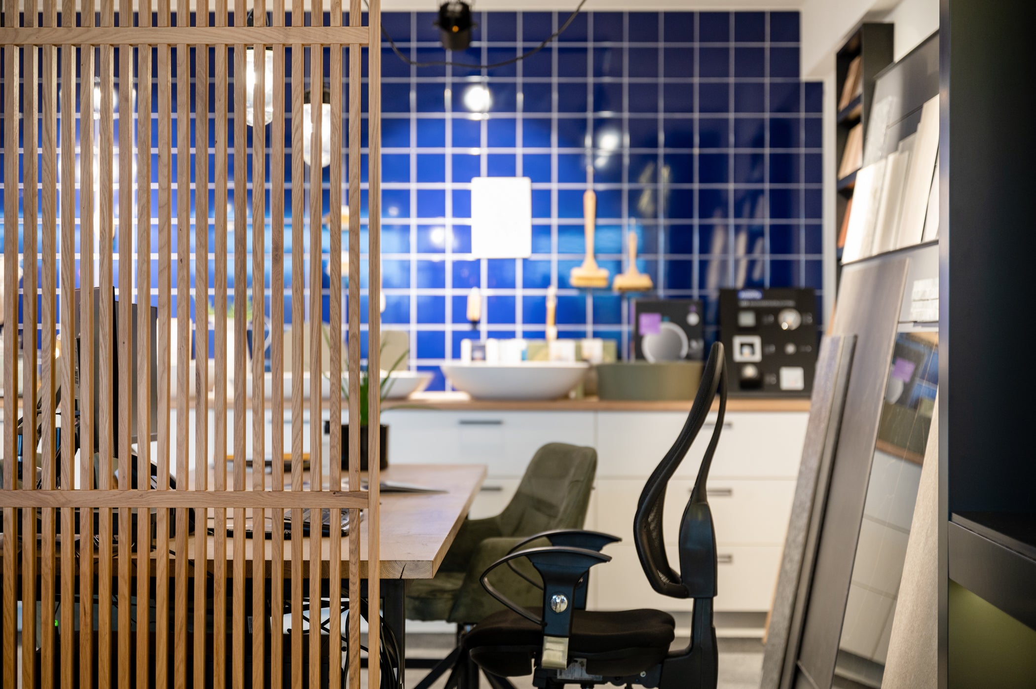 Houten Roomdividers: Stijlvolle Scheidingen voor Exclusieve Badkamers Showroom
